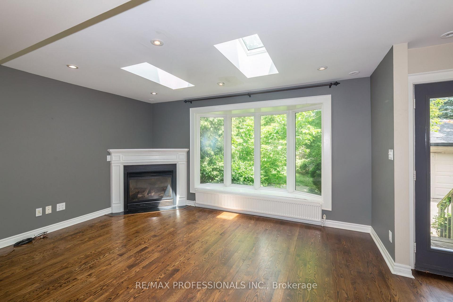 Photo 10 of 61 Grenview Boulevard N, Etobicoke, Kingsway South — HOMEH