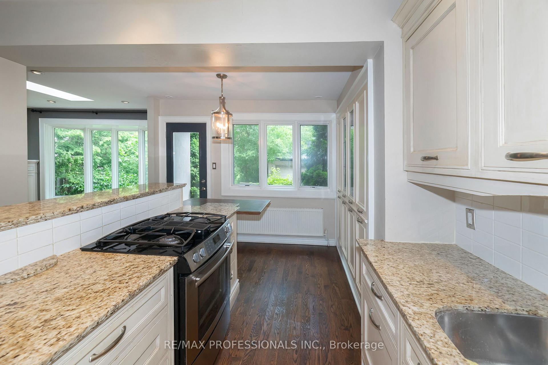 Photo 13 of 61 Grenview Boulevard N, Etobicoke, Kingsway South — HOMEH