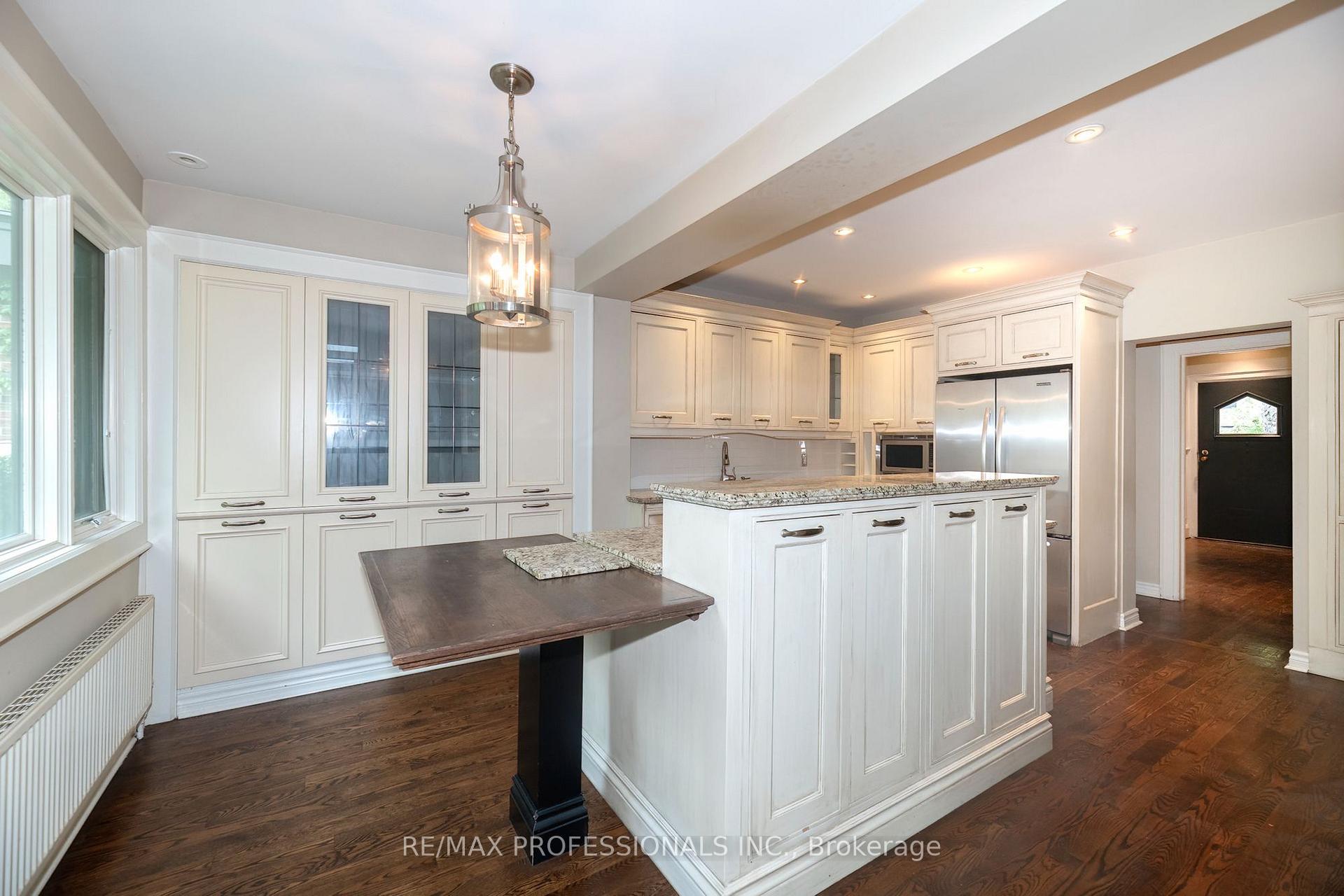 Photo 14 of 61 Grenview Boulevard N, Etobicoke, Kingsway South — HOMEH