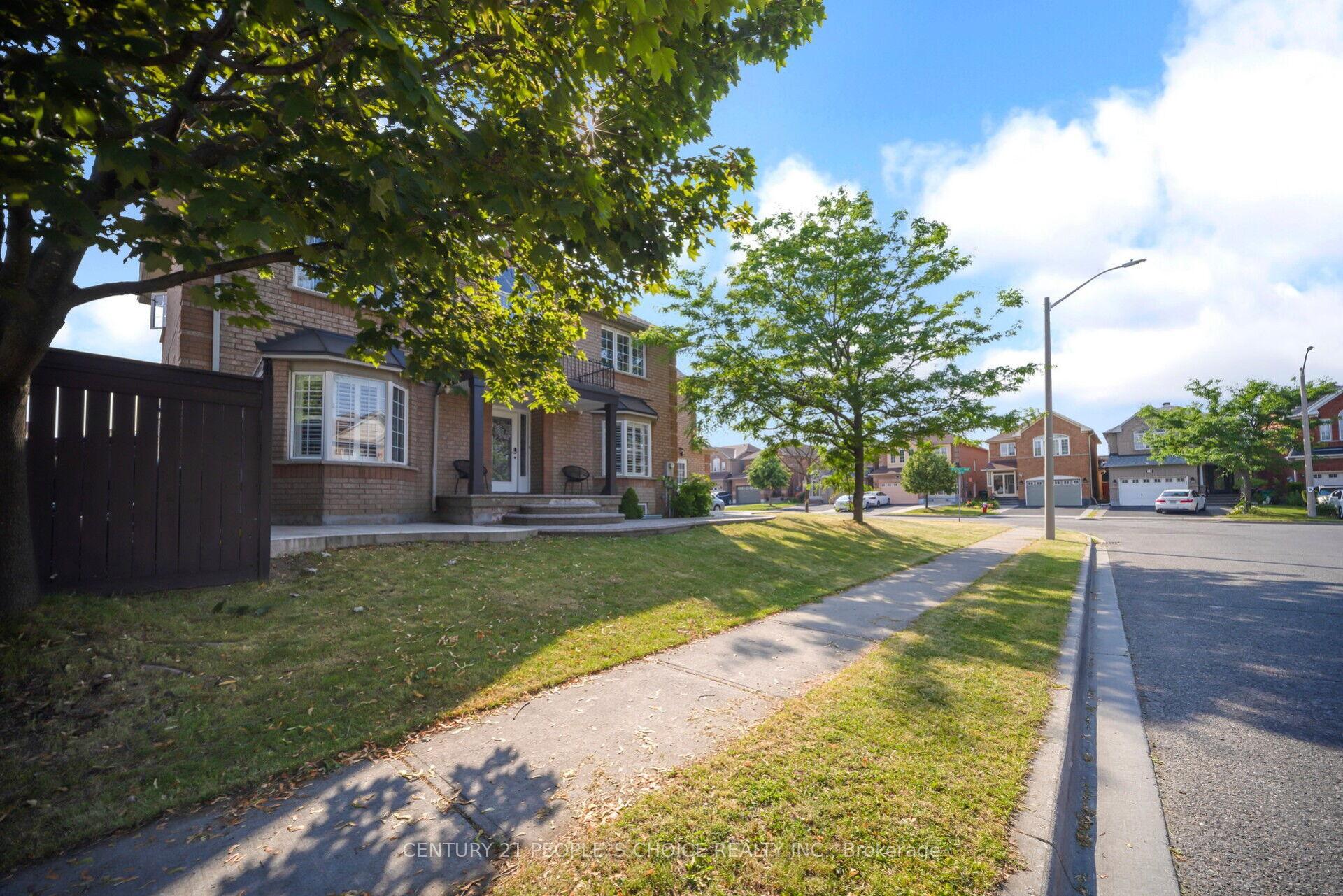 Photo 3 of 2 Checkerberry Crescent, Brampton, Sandringham-Wellington — HOMEH