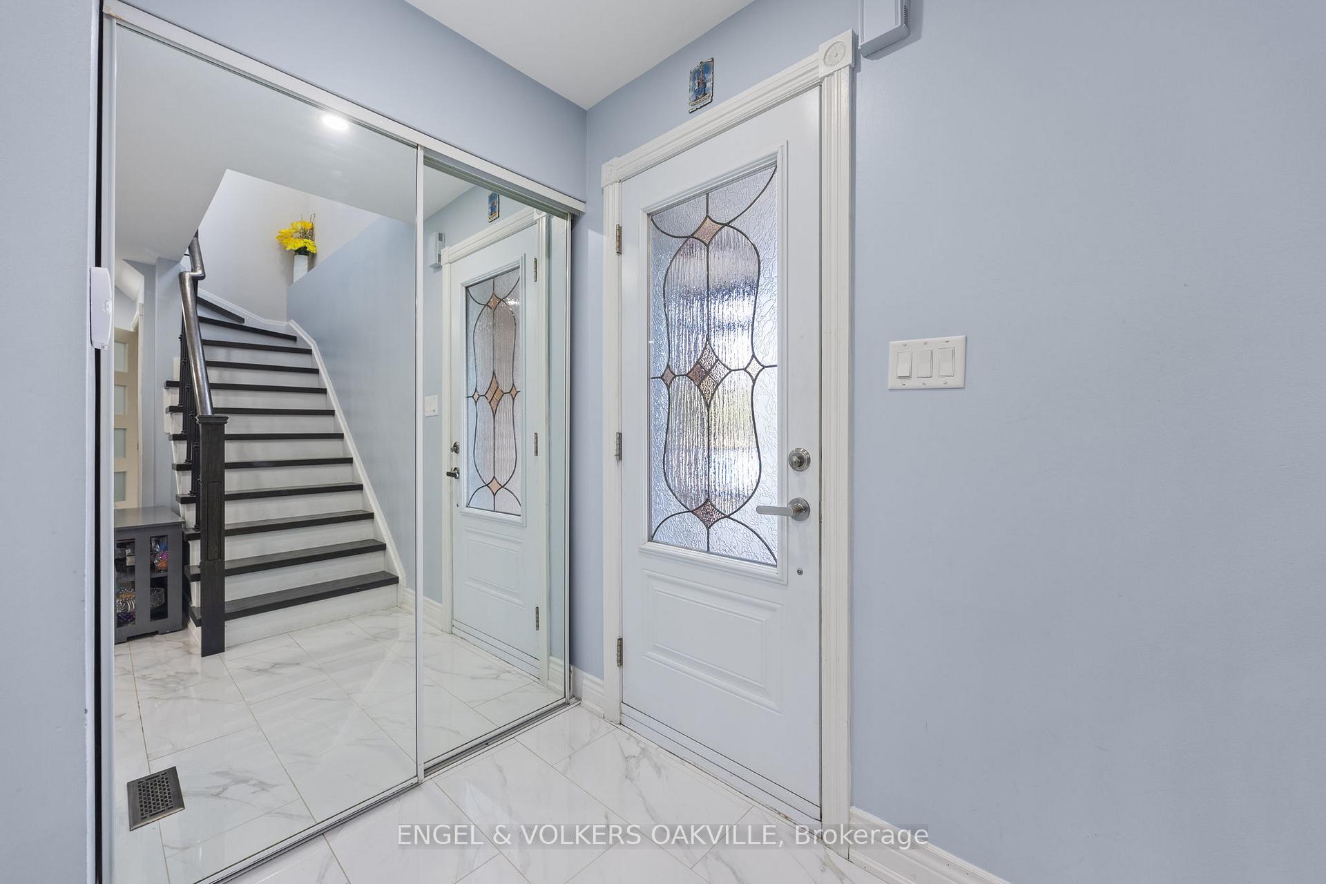 Photo 3 of 10 Crieff Avenue, Vaughan, Maple — HOMEH