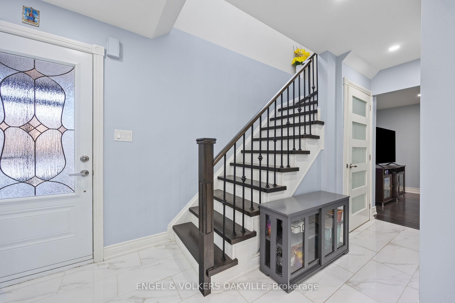 Photo 4 of 10 Crieff Avenue, Vaughan, Maple — HOMEH