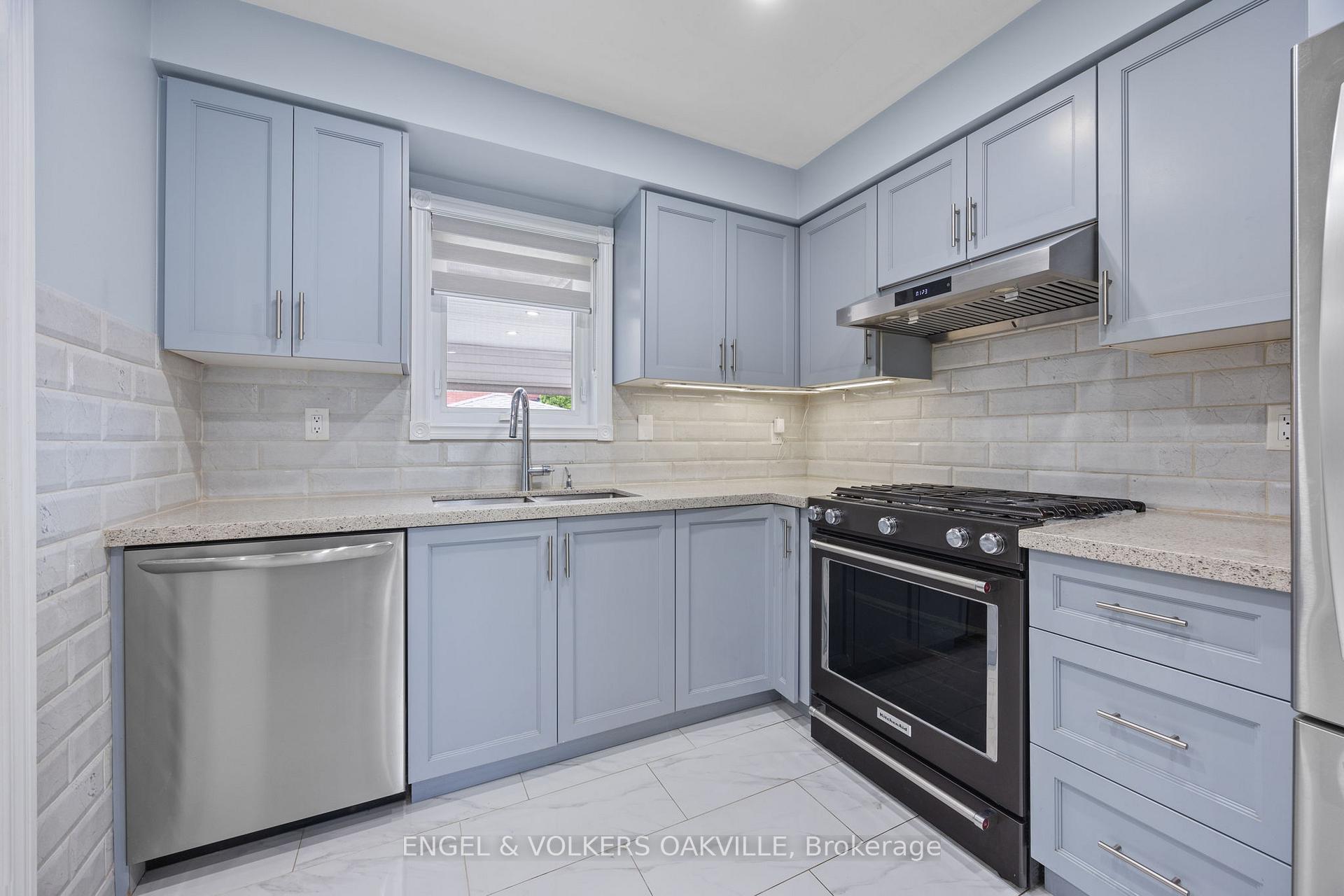 Photo 5 of 10 Crieff Avenue, Vaughan, Maple — HOMEH