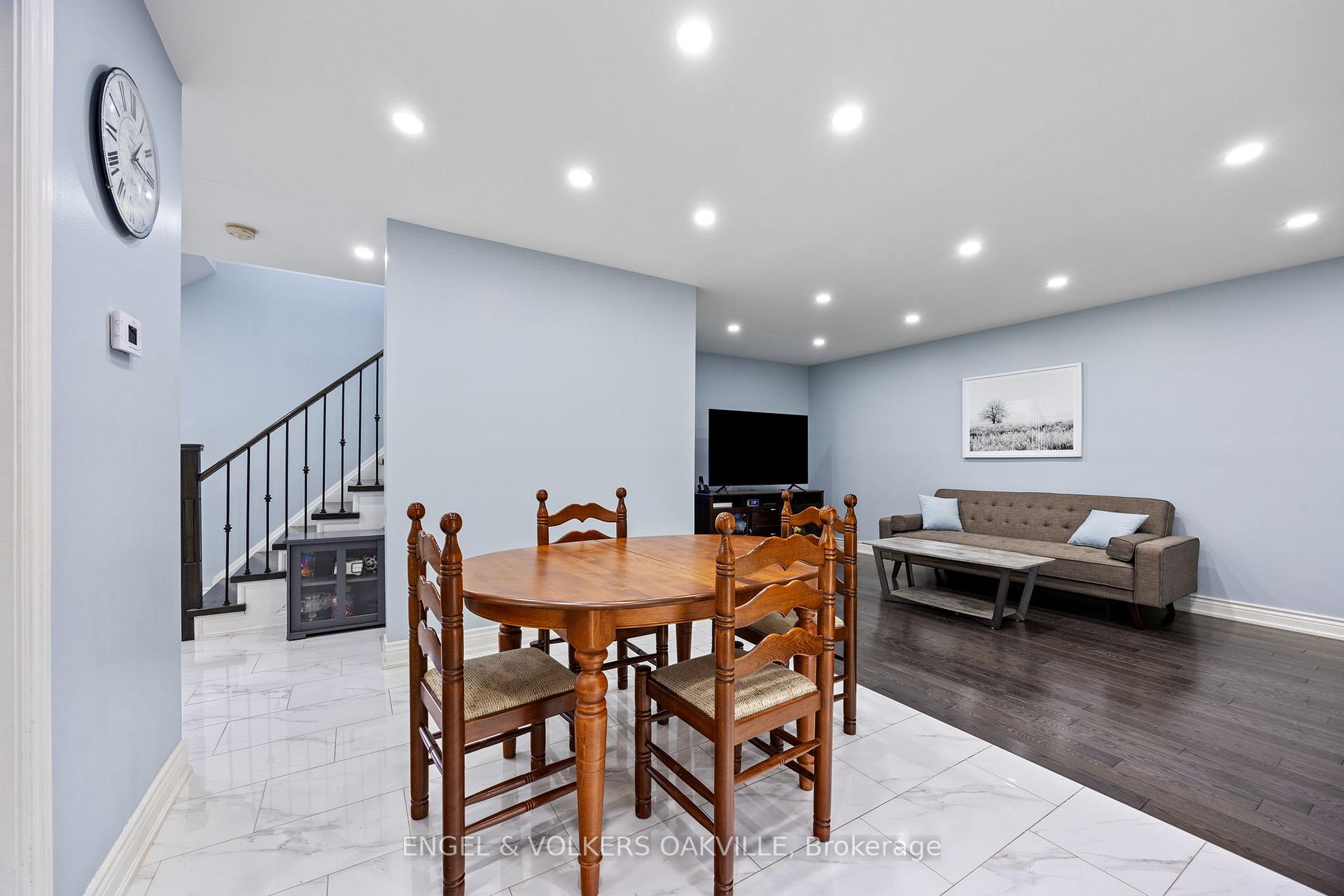 Photo 8 of 10 Crieff Avenue, Vaughan, Maple — HOMEH