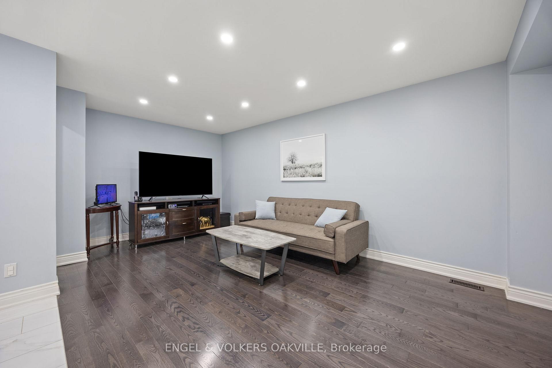 Photo 9 of 10 Crieff Avenue, Vaughan, Maple — HOMEH