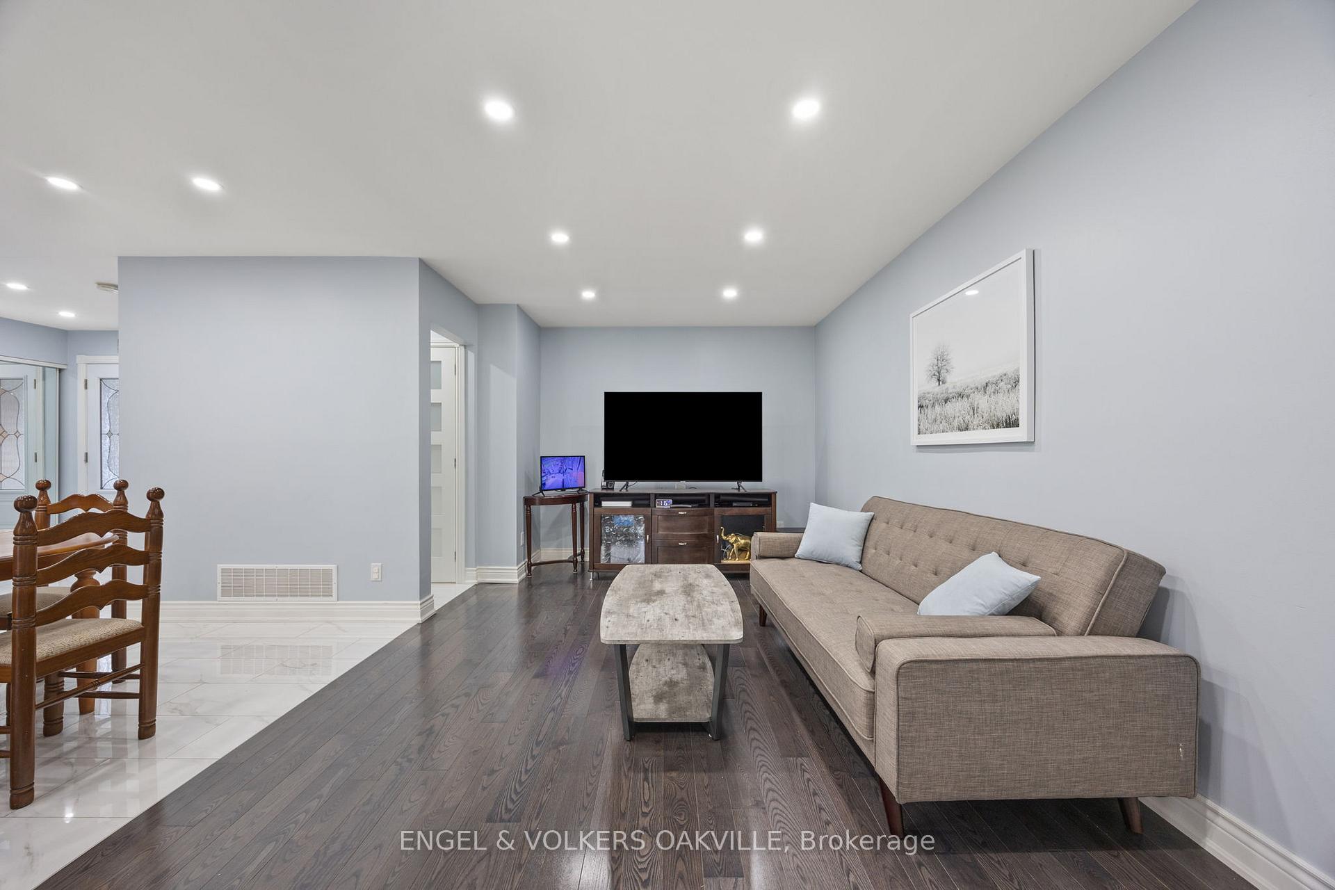 Photo 10 of 10 Crieff Avenue, Vaughan, Maple — HOMEH