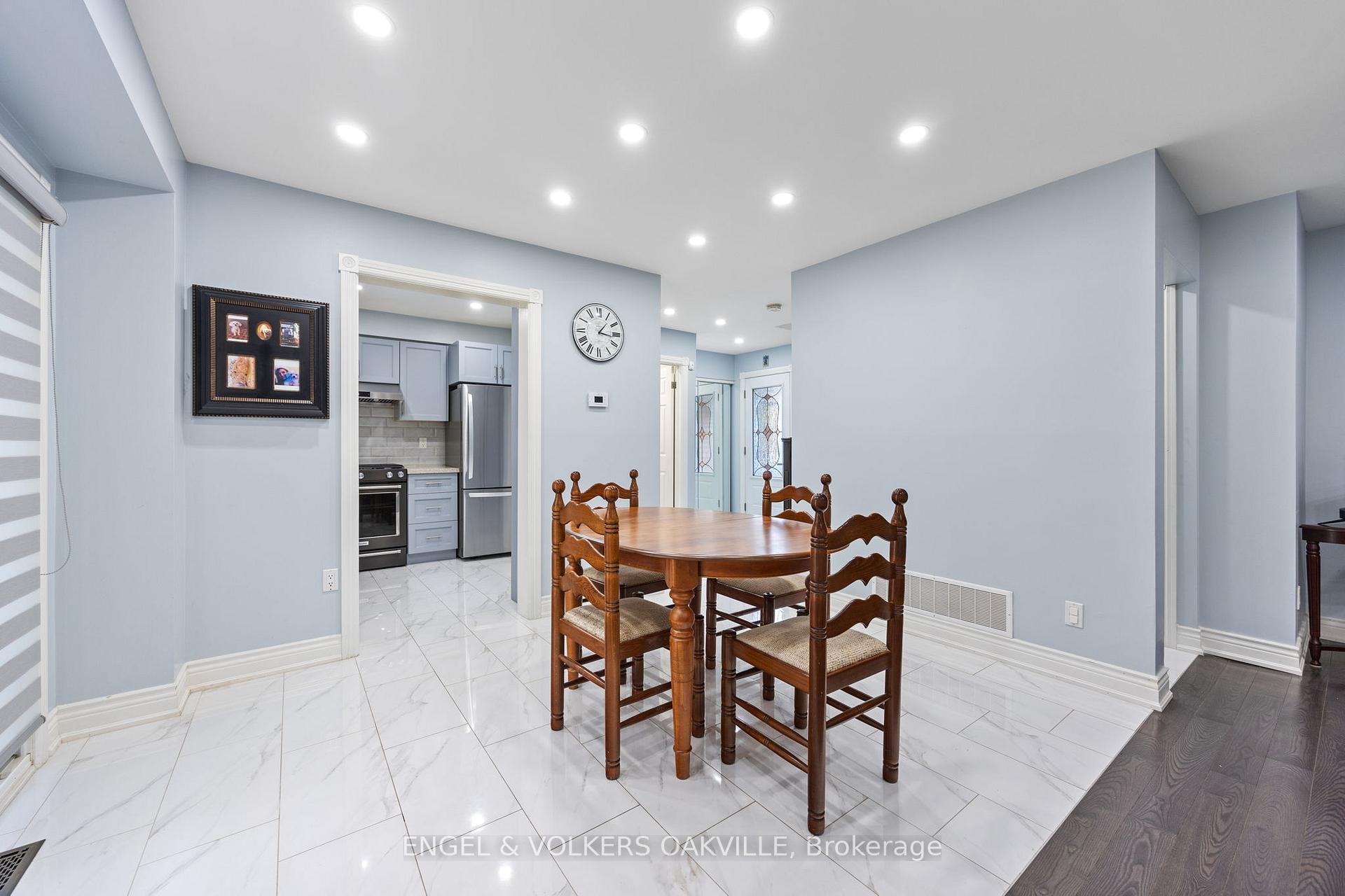 Photo 11 of 10 Crieff Avenue, Vaughan, Maple — HOMEH