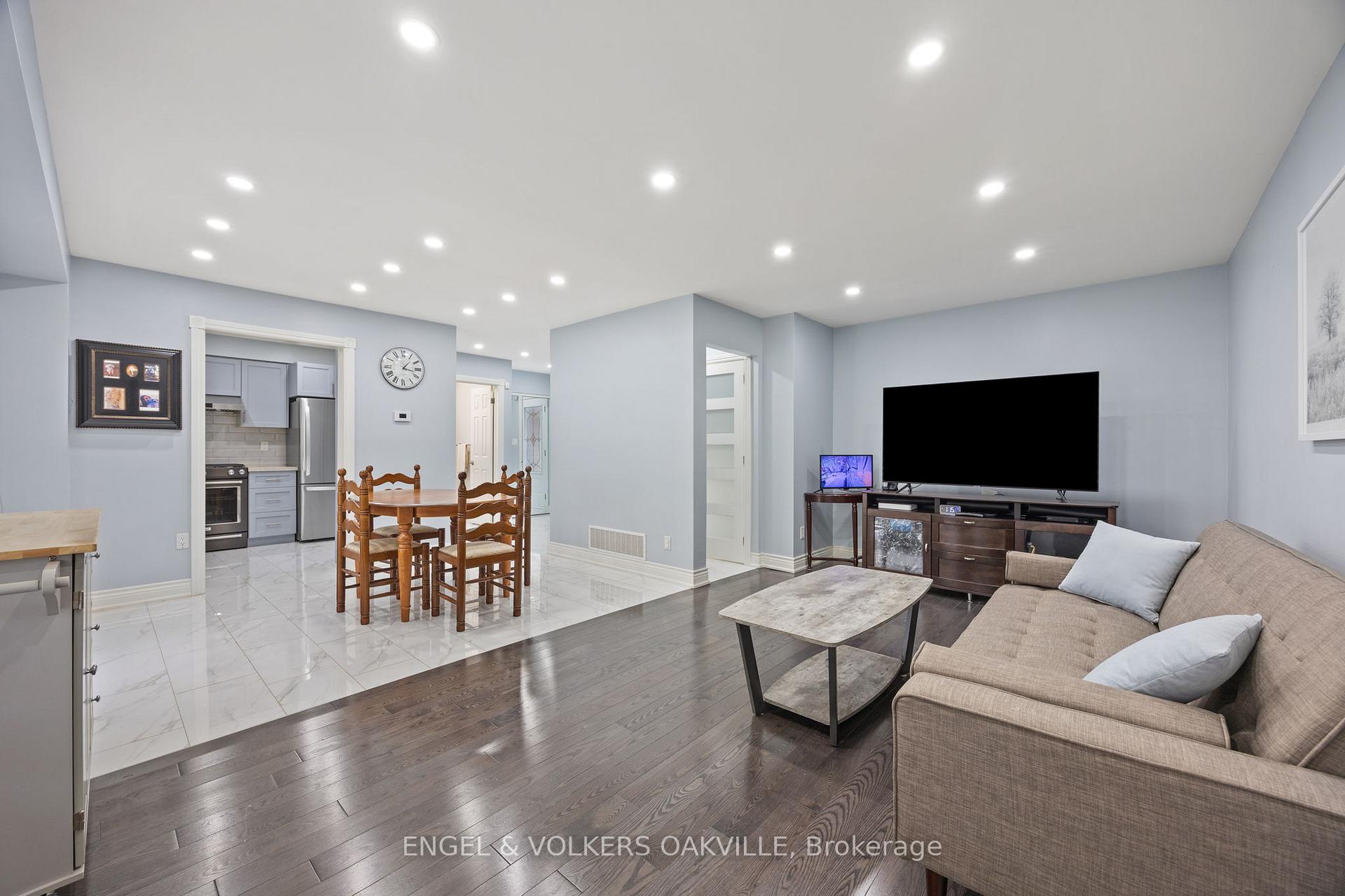 Photo 12 of 10 Crieff Avenue, Vaughan, Maple — HOMEH