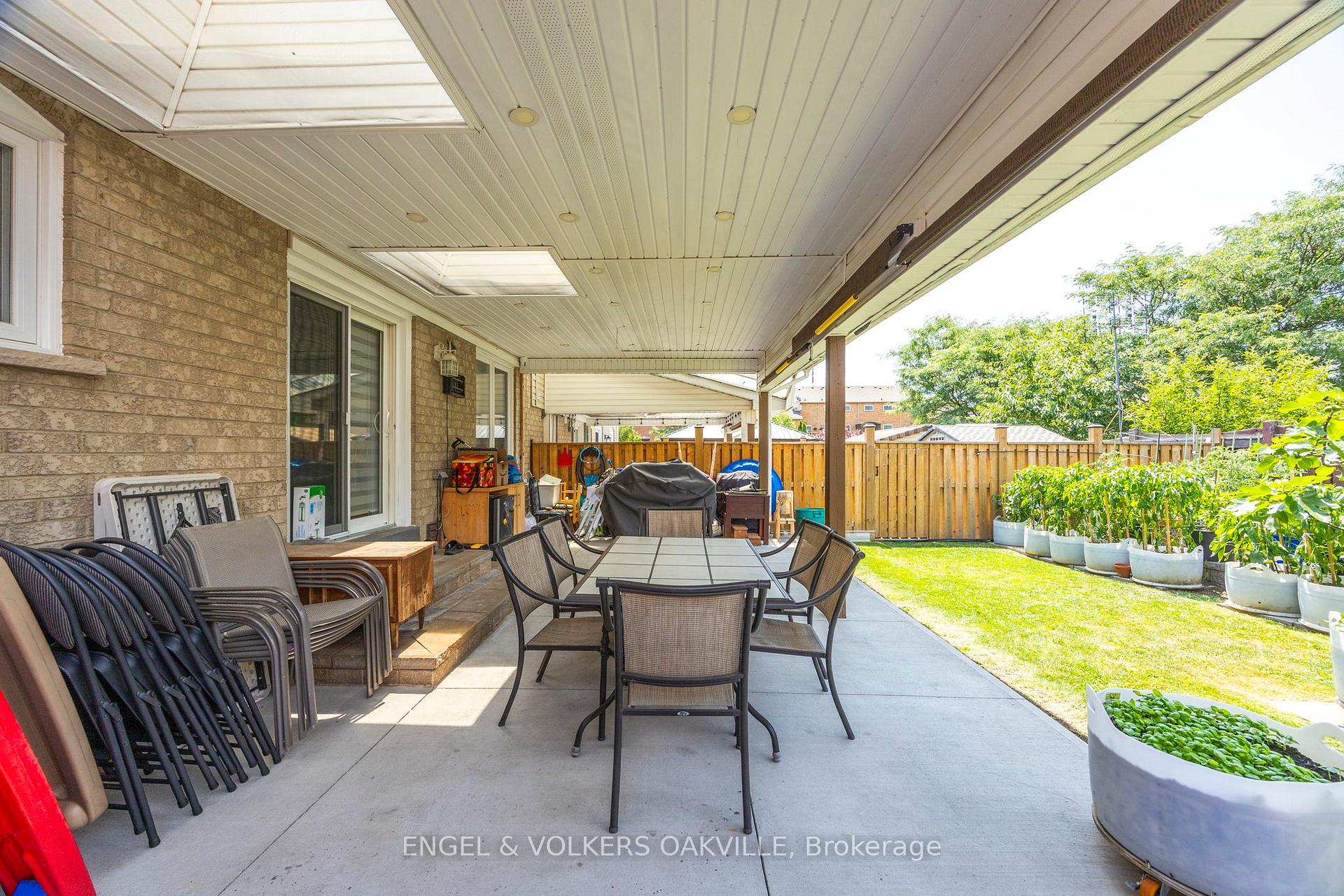 Photo 38 of 10 Crieff Avenue, Vaughan, Maple — HOMEH