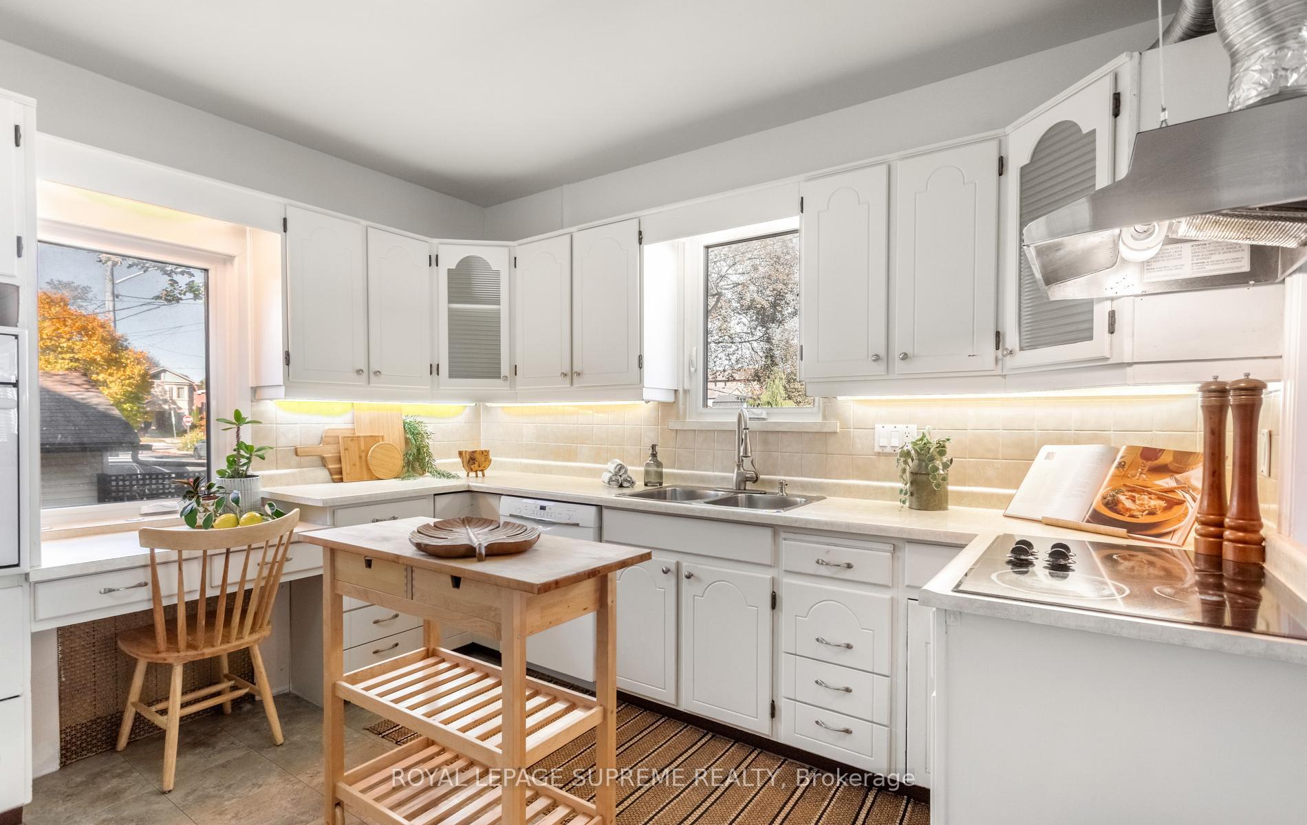 Photo 11 of 54 East Drive, Toronto, Rockcliffe-Smythe — HOMEH