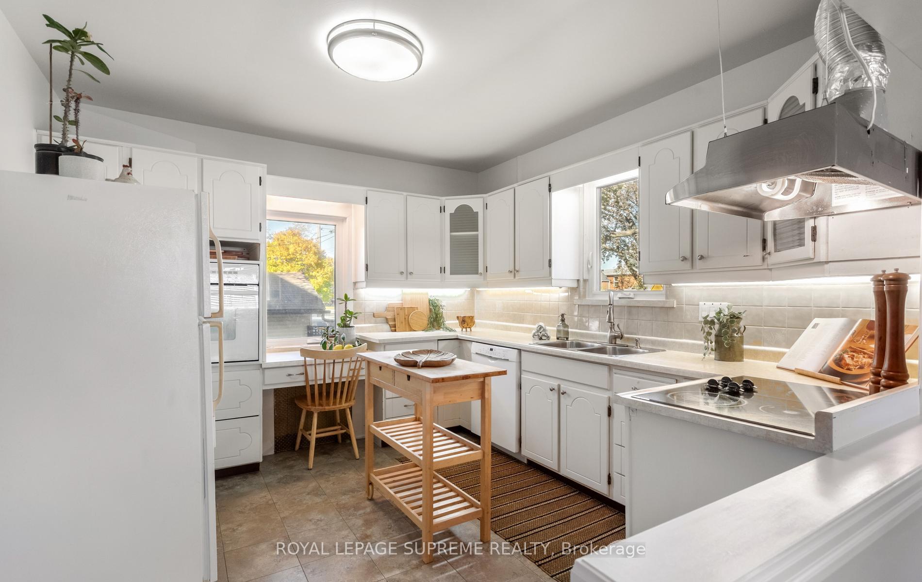 Photo 12 of 54 East Drive, Toronto, Rockcliffe-Smythe — HOMEH