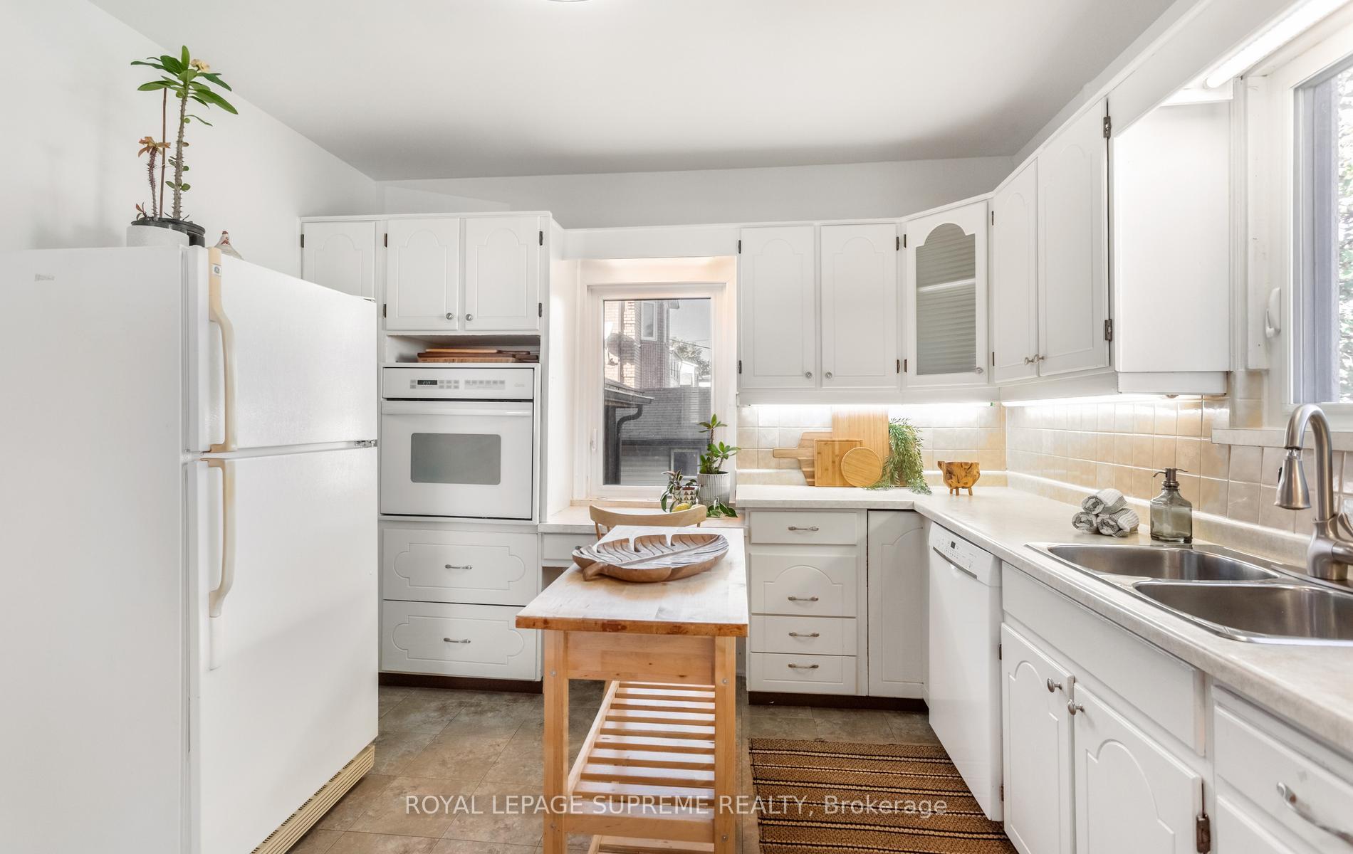 Photo 13 of 54 East Drive, Toronto, Rockcliffe-Smythe — HOMEH