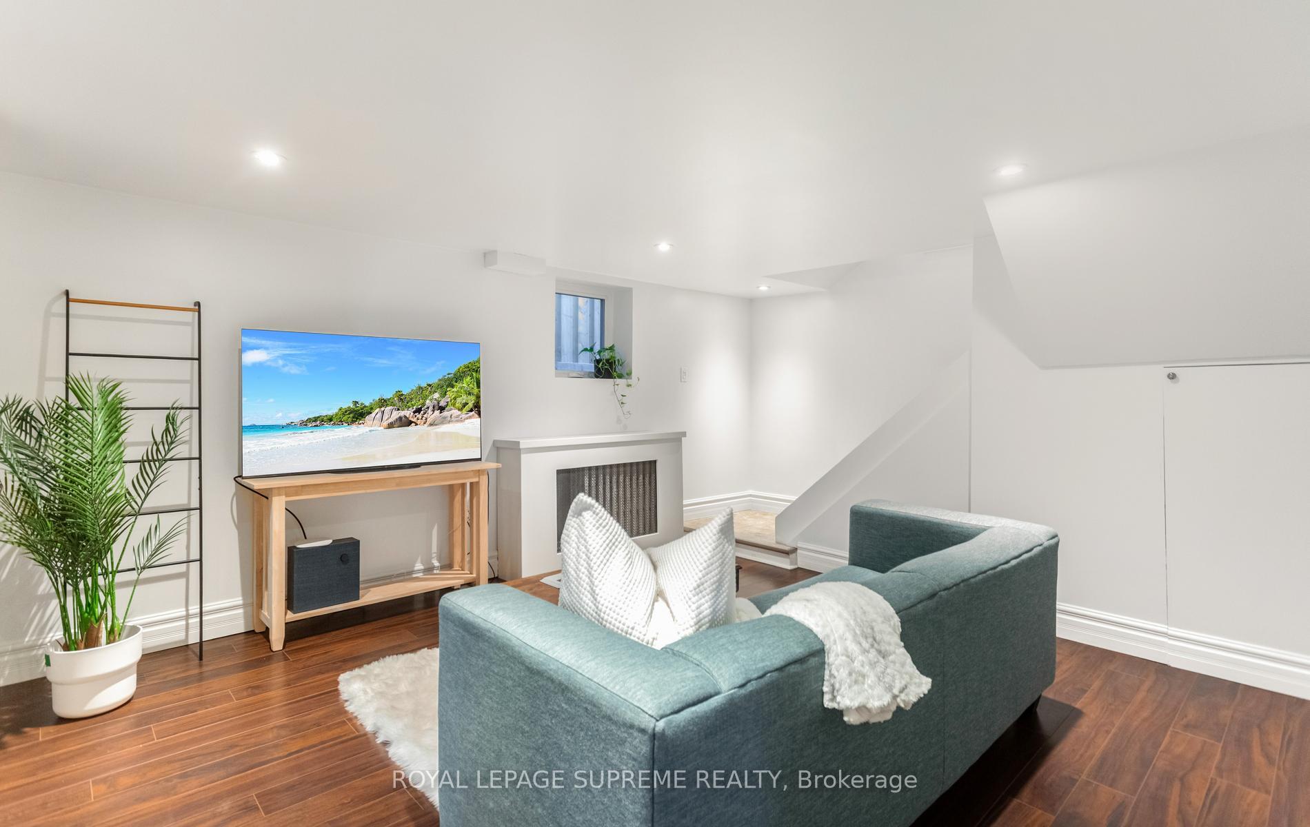 Photo 28 of 54 East Drive, Toronto, Rockcliffe-Smythe — HOMEH