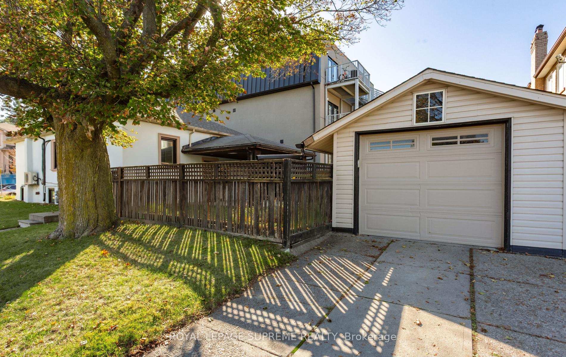 Photo 47 of 54 East Drive, Toronto, Rockcliffe-Smythe — HOMEH