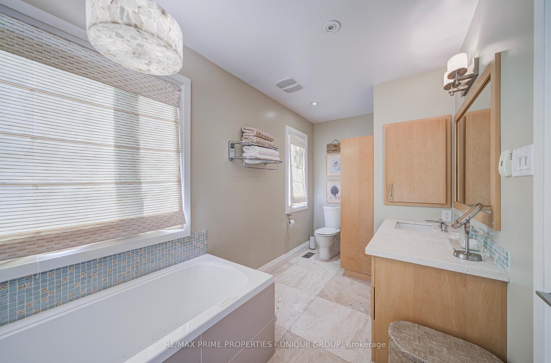 Photo 35 of 24 Cedarbank Crescent, North York, Banbury-Don Mills — HOMEH