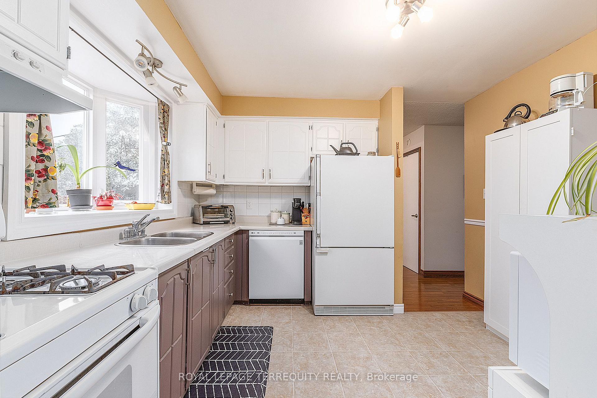 Photo 9 of 1 Wishbone Crescent, Ajax, South East — HOMEH