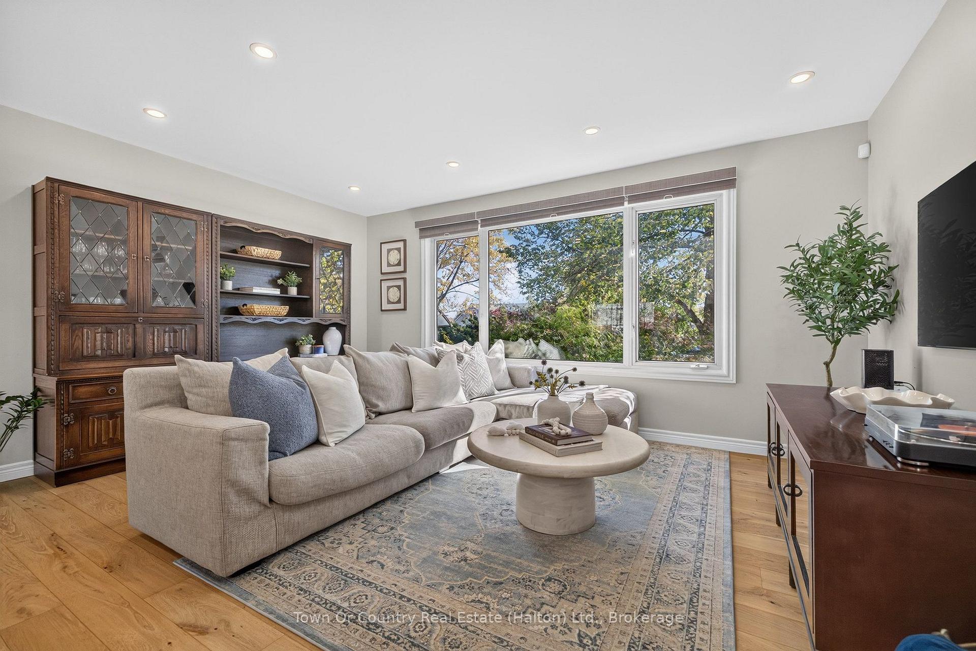 Photo 6 of 581 Lord Simcoe Court, Milton, Dorset Park — HOMEH