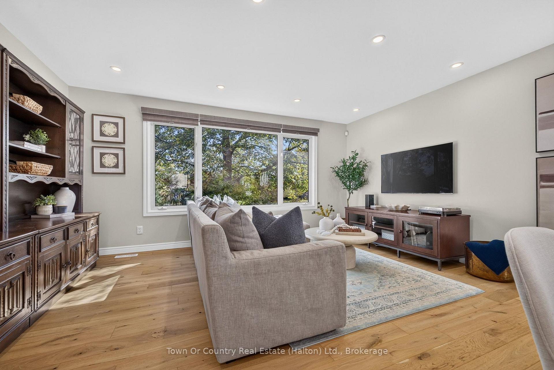 Photo 7 of 581 Lord Simcoe Court, Milton, Dorset Park — HOMEH