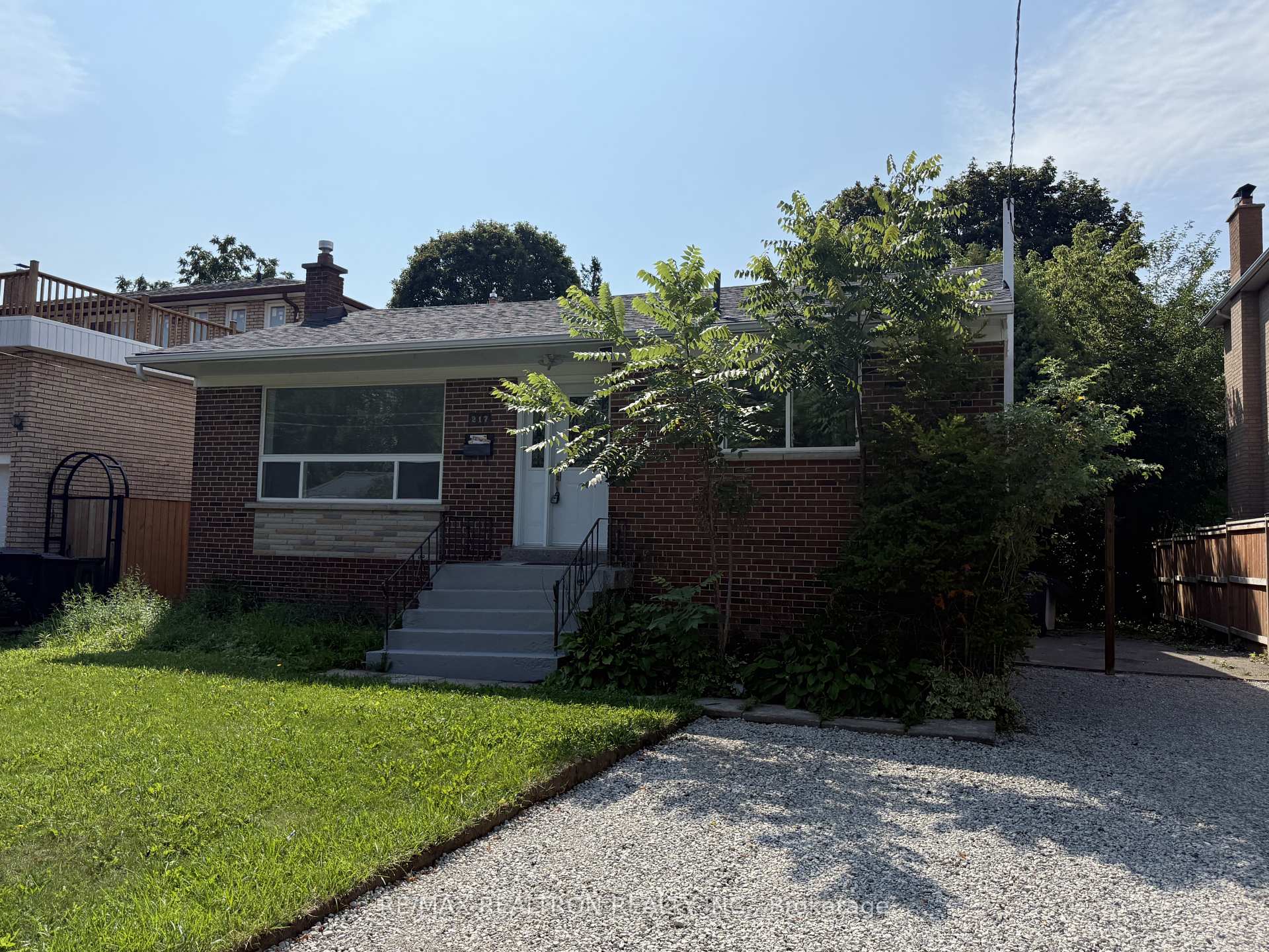 Photo 1 of Unit Main, 217 Moore Park Avenue, North York, Newtonbrook West — HOMEH