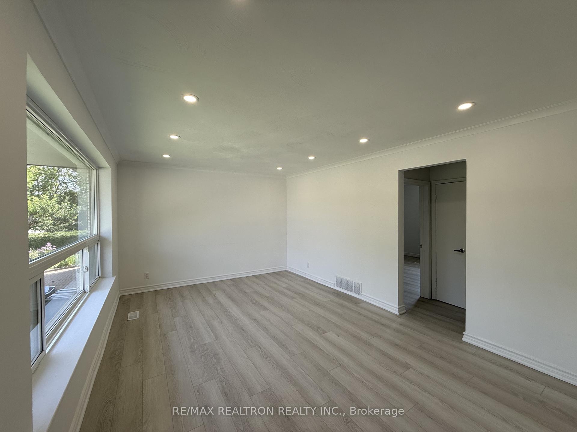 Photo 2 of Unit Main, 217 Moore Park Avenue, North York, Newtonbrook West — HOMEH
