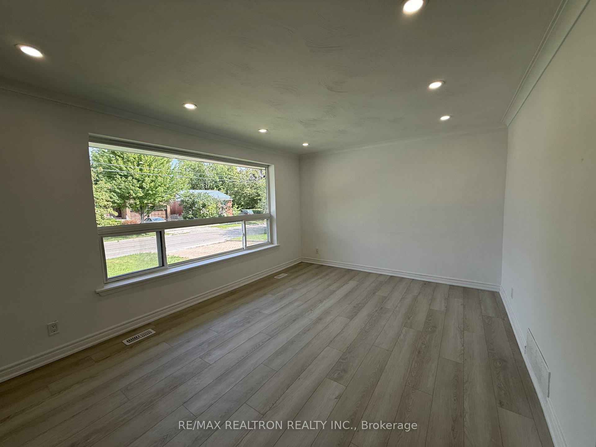 Photo 3 of Unit Main, 217 Moore Park Avenue, North York, Newtonbrook West — HOMEH