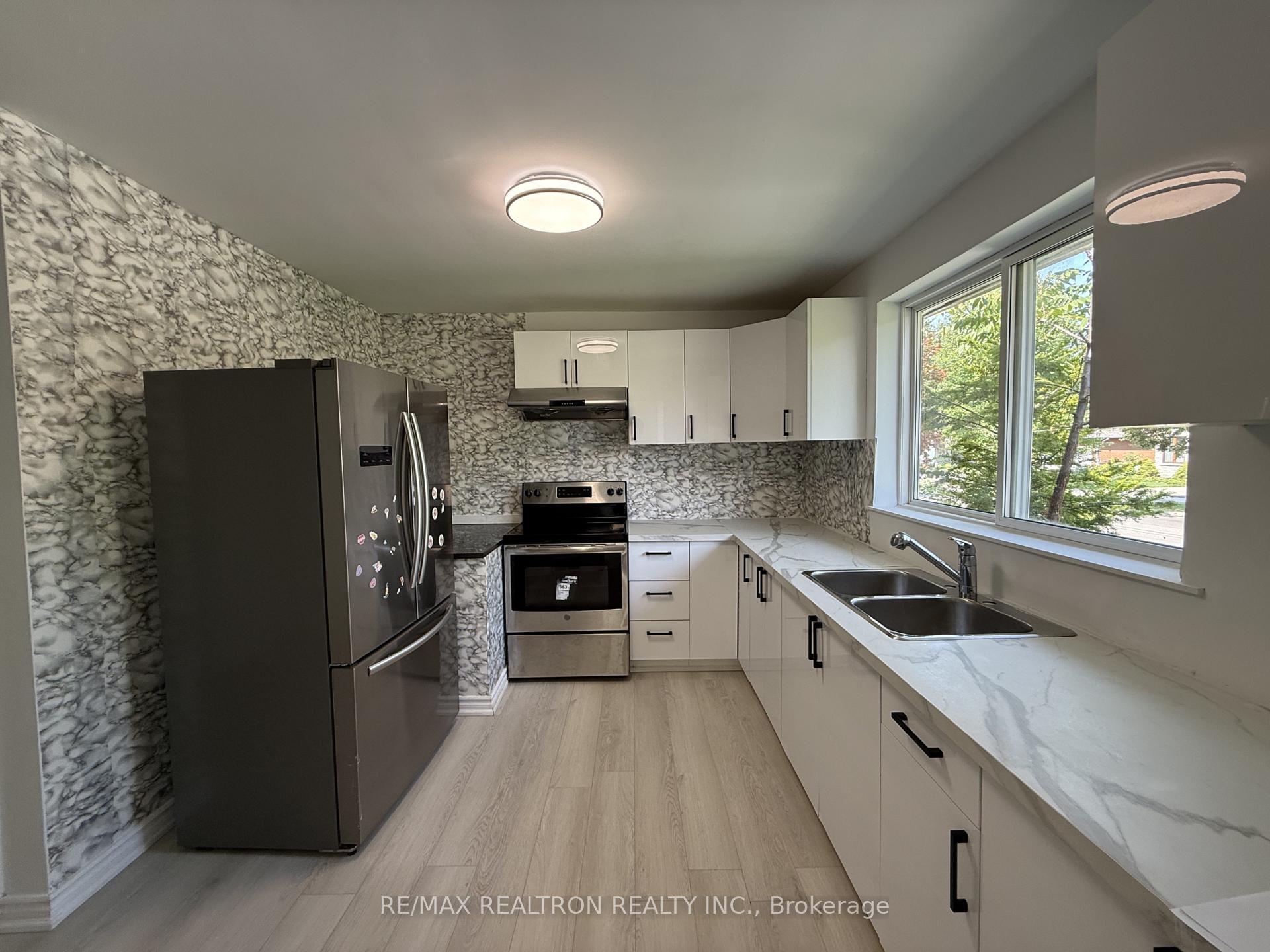 Photo 4 of Unit Main, 217 Moore Park Avenue, North York, Newtonbrook West — HOMEH