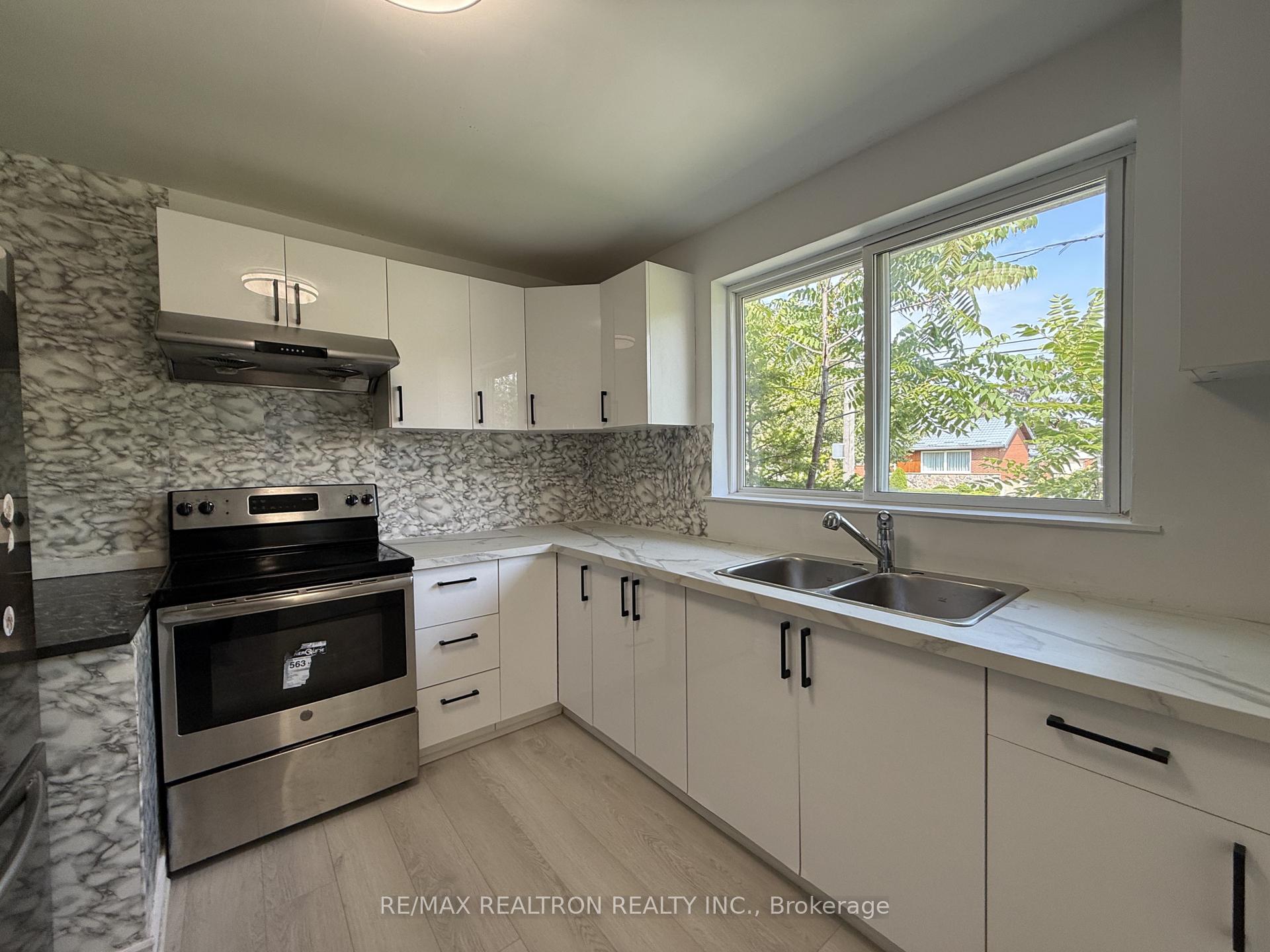 Photo 6 of Unit Main, 217 Moore Park Avenue, North York, Newtonbrook West — HOMEH