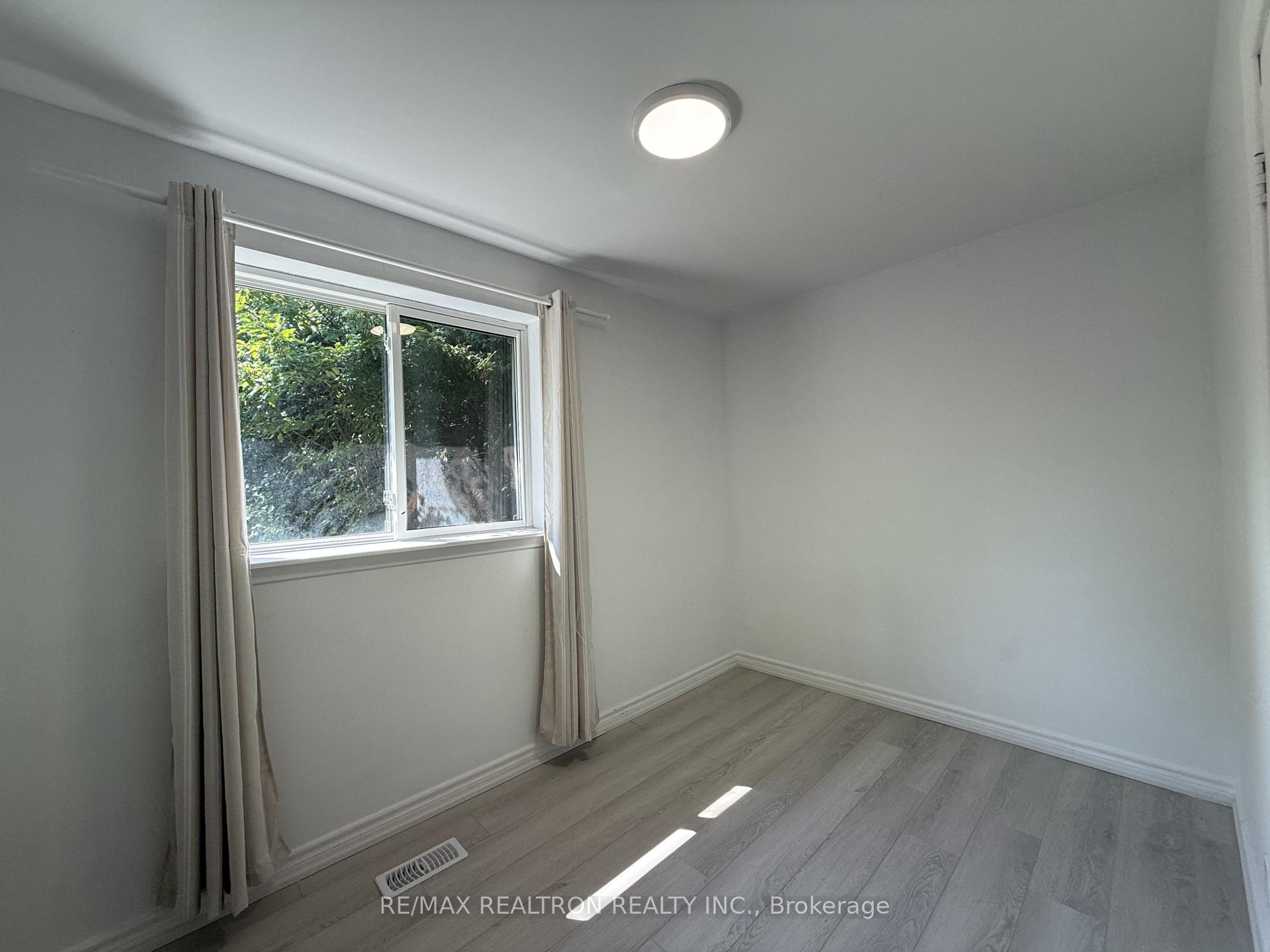 Photo 10 of Unit Main, 217 Moore Park Avenue, North York, Newtonbrook West — HOMEH