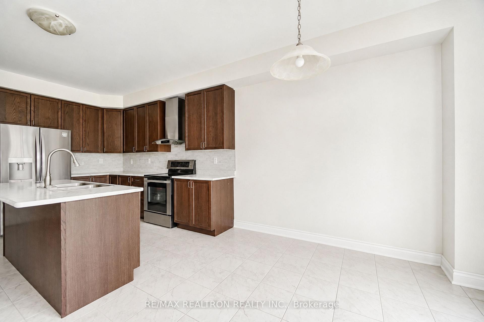 Photo 8 of 2544 Bandsman Crescent, Oshawa, Windfields — HOMEH