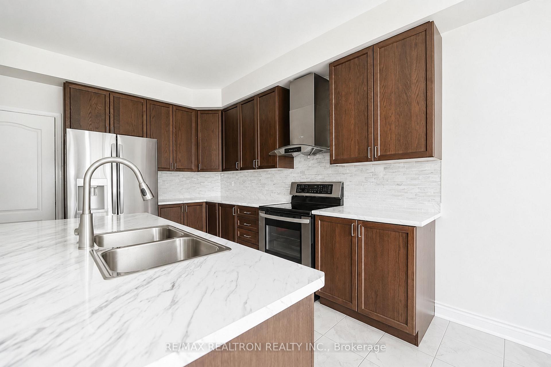 Photo 9 of 2544 Bandsman Crescent, Oshawa, Windfields — HOMEH
