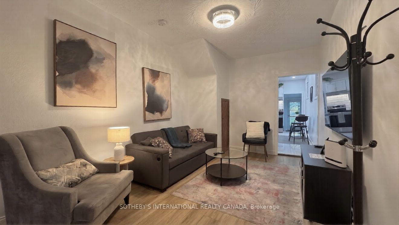 Photo 2 of 11 D'arcy Street, Toronto, Kensington-Chinatown — HOMEH