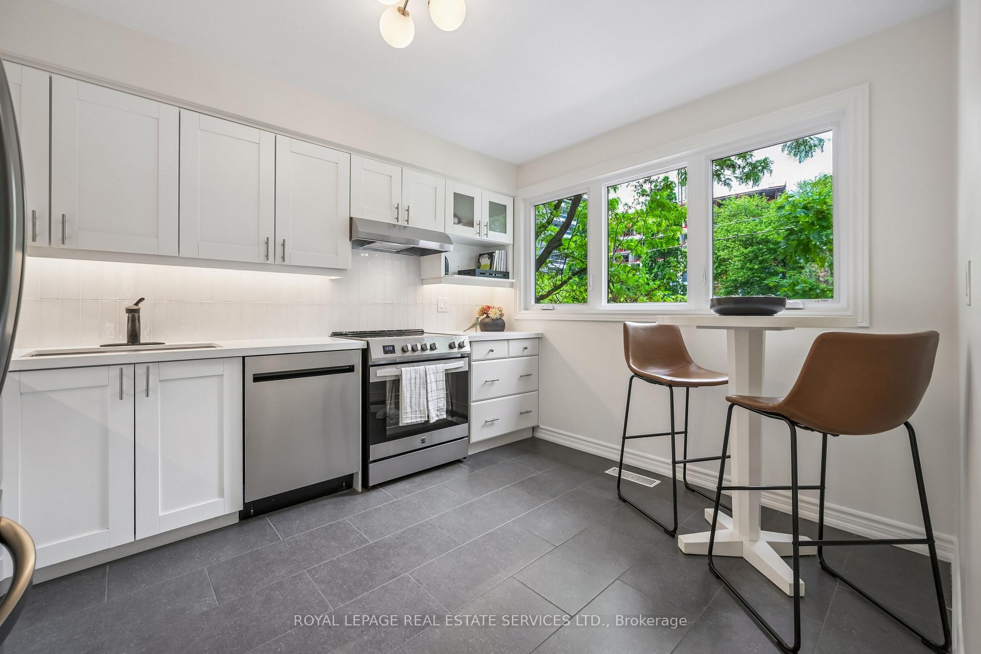 Photo 12 of 2222 Marine Drive, Oakville, Bronte — HOMEH