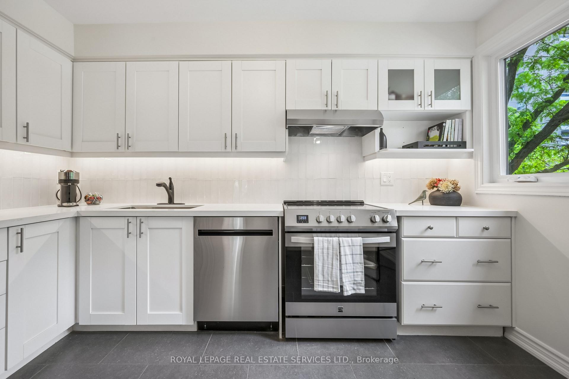 Photo 13 of 2222 Marine Drive, Oakville, Bronte — HOMEH