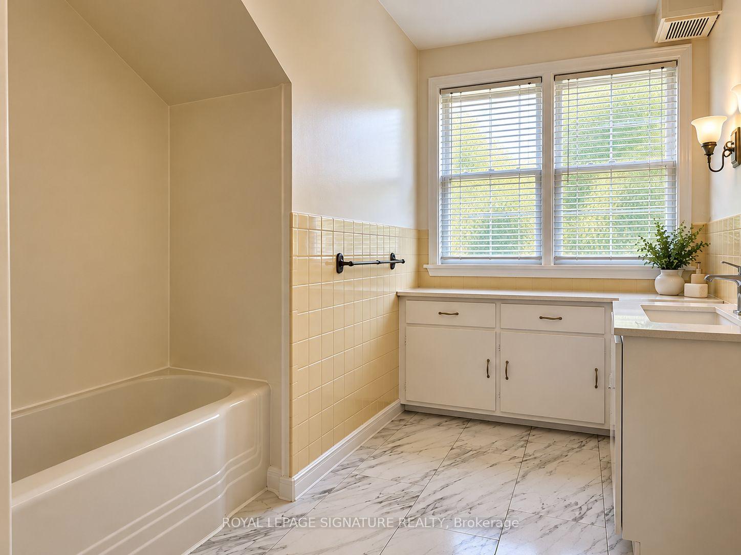 Photo 14 of Unit Main Unit, 21 Yongeview Avenue, Richmond Hill, South Richvale — HOMEH