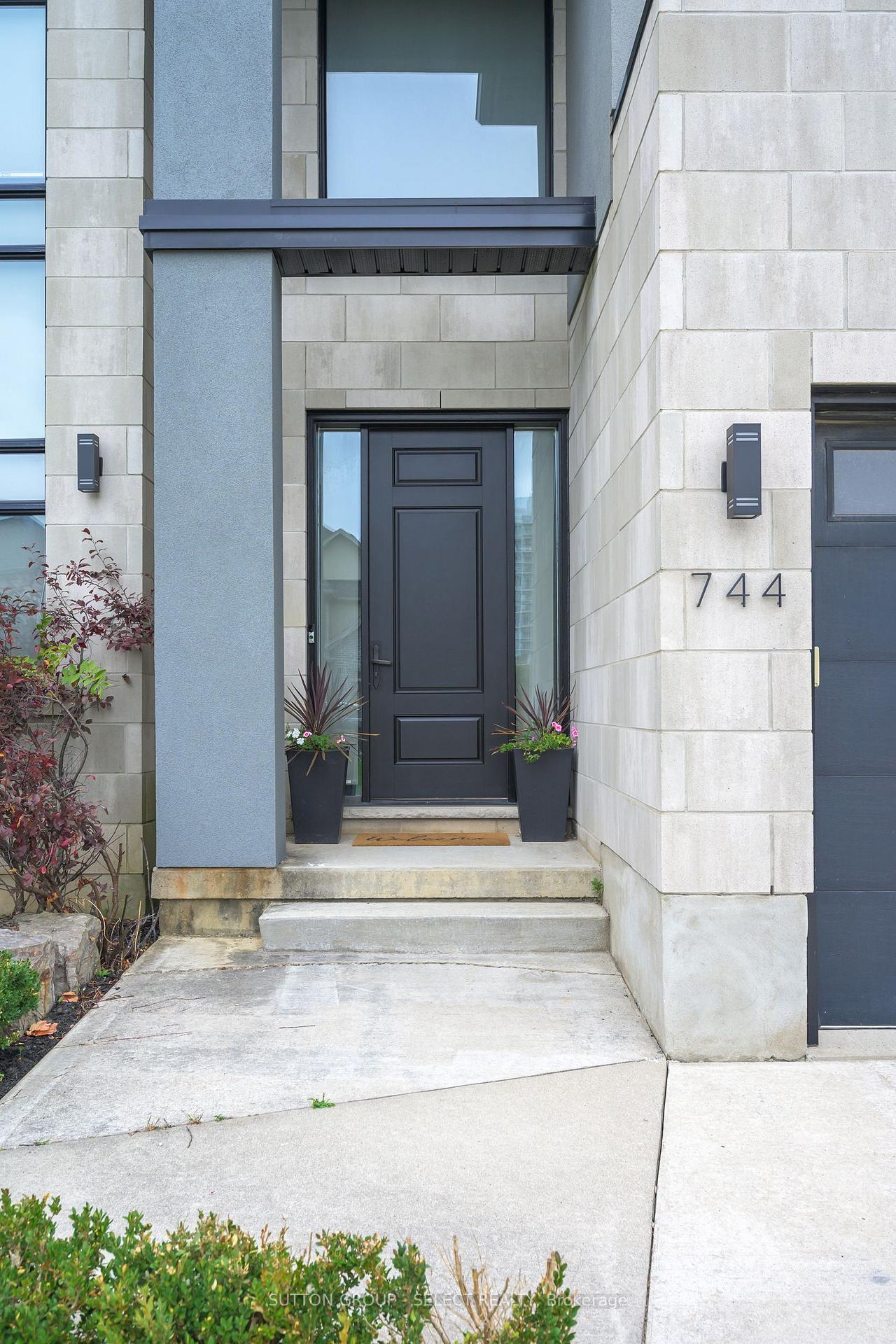 Photo 2 of 744 Hickorystick Key, London, North R — HOMEH