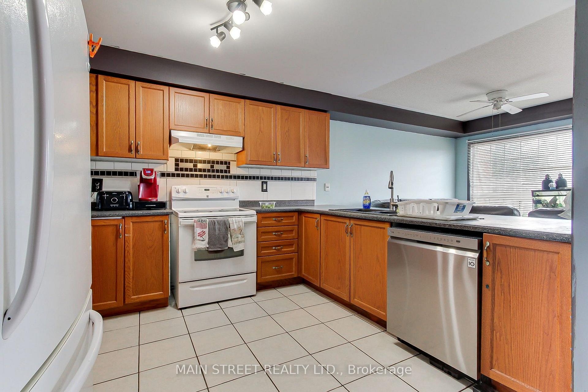 Photo 7 of 117 Hammill Heights, East Gwillimbury, Mt Albert — HOMEH