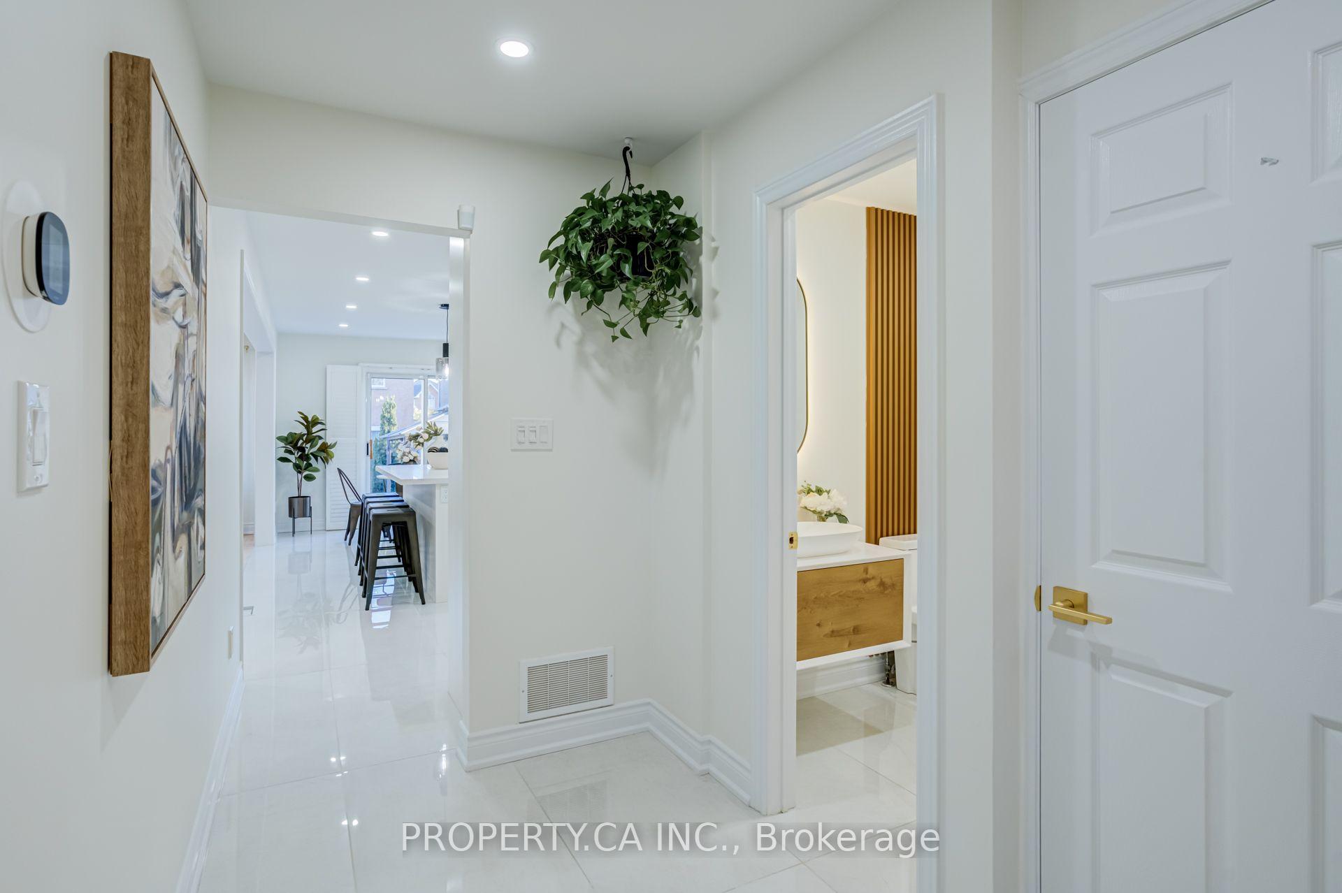 Photo 3 of 131 Giotto Crescent, Vaughan, Maple — HOMEH