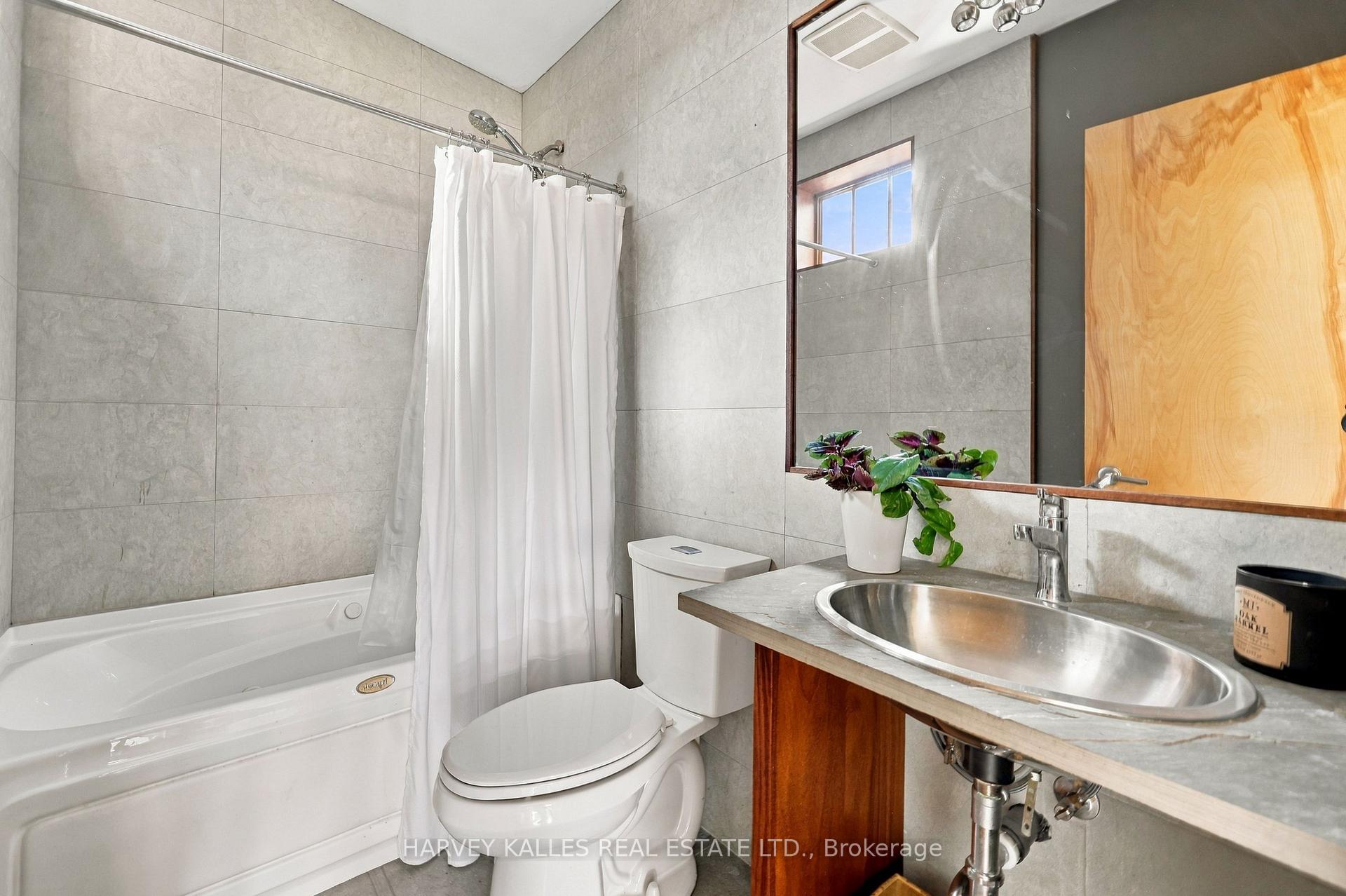 Photo 33 of 41 Hurlingham Crescent, North York, Banbury-Don Mills — HOMEH