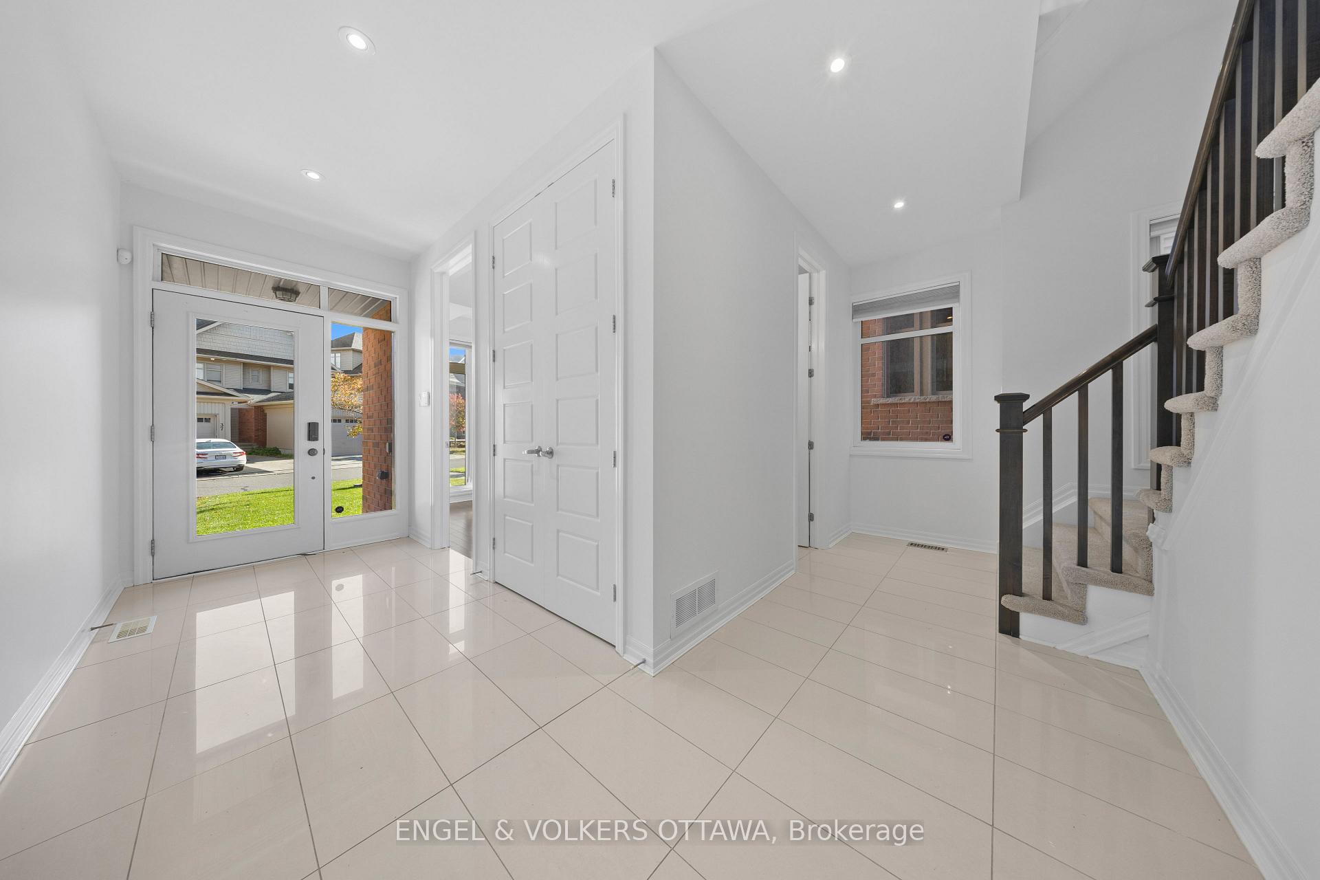 Photo 2 of 34 Aveia Private, Ottawa, Springridge/East Village — HOMEH