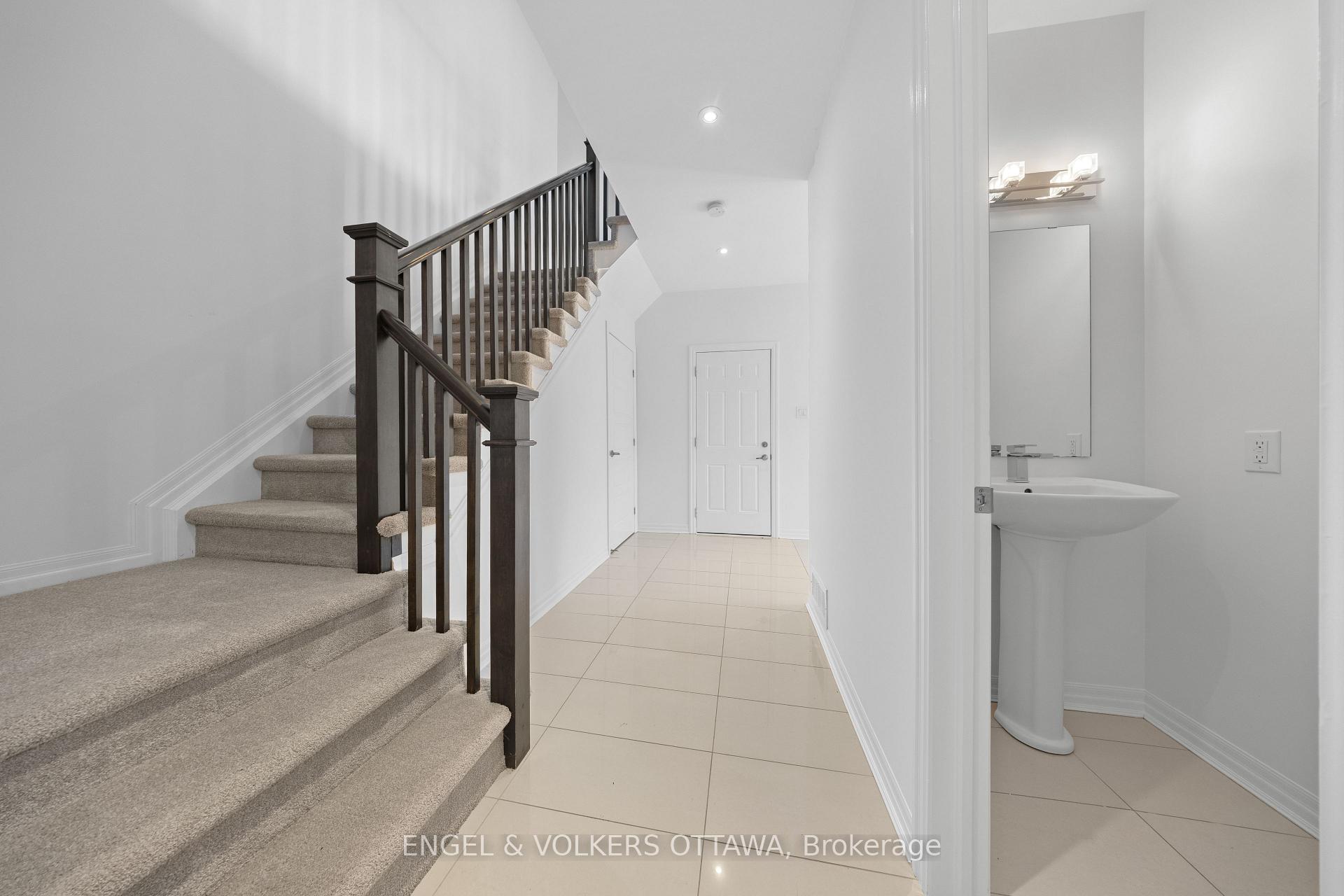 Photo 3 of 34 Aveia Private, Ottawa, Springridge/East Village — HOMEH