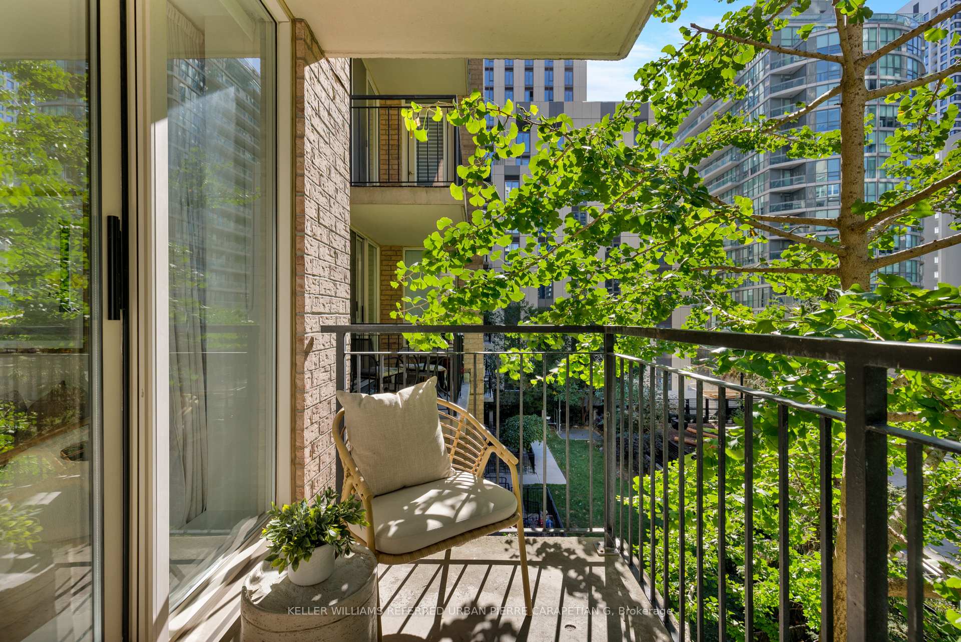 Photo 13 of Unit 402, 188 Redpath Avenue, Toronto, Mount Pleasant West — HOMEH