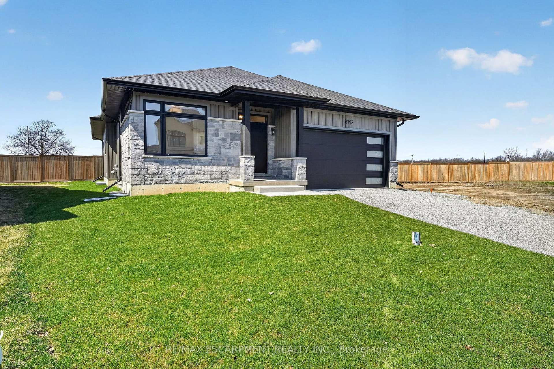 Photo 3 of 6192 Curlin Crescent, Niagara Falls, Forestview — HOMEH