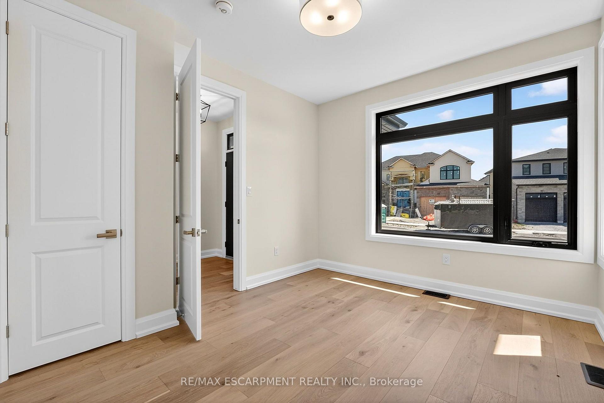 Photo 6 of 6192 Curlin Crescent, Niagara Falls, Forestview — HOMEH