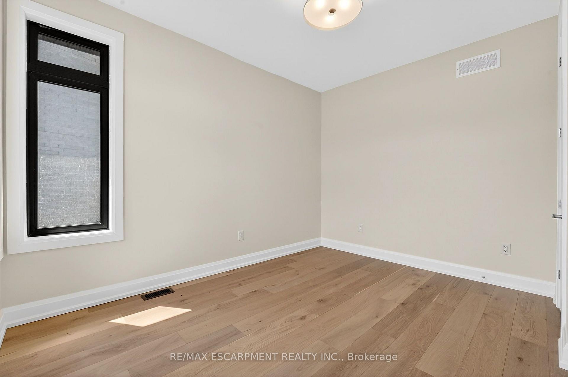 Photo 8 of 6192 Curlin Crescent, Niagara Falls, Forestview — HOMEH