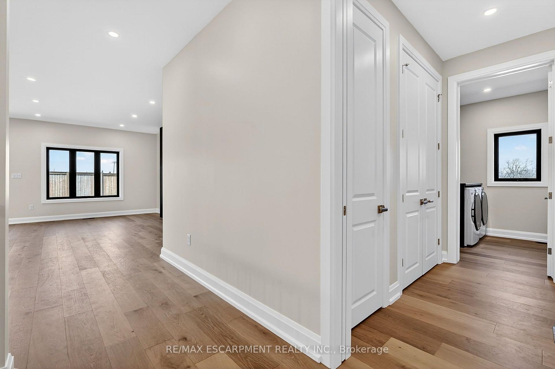Photo 10 of 6192 Curlin Crescent, Niagara Falls, Forestview — HOMEH