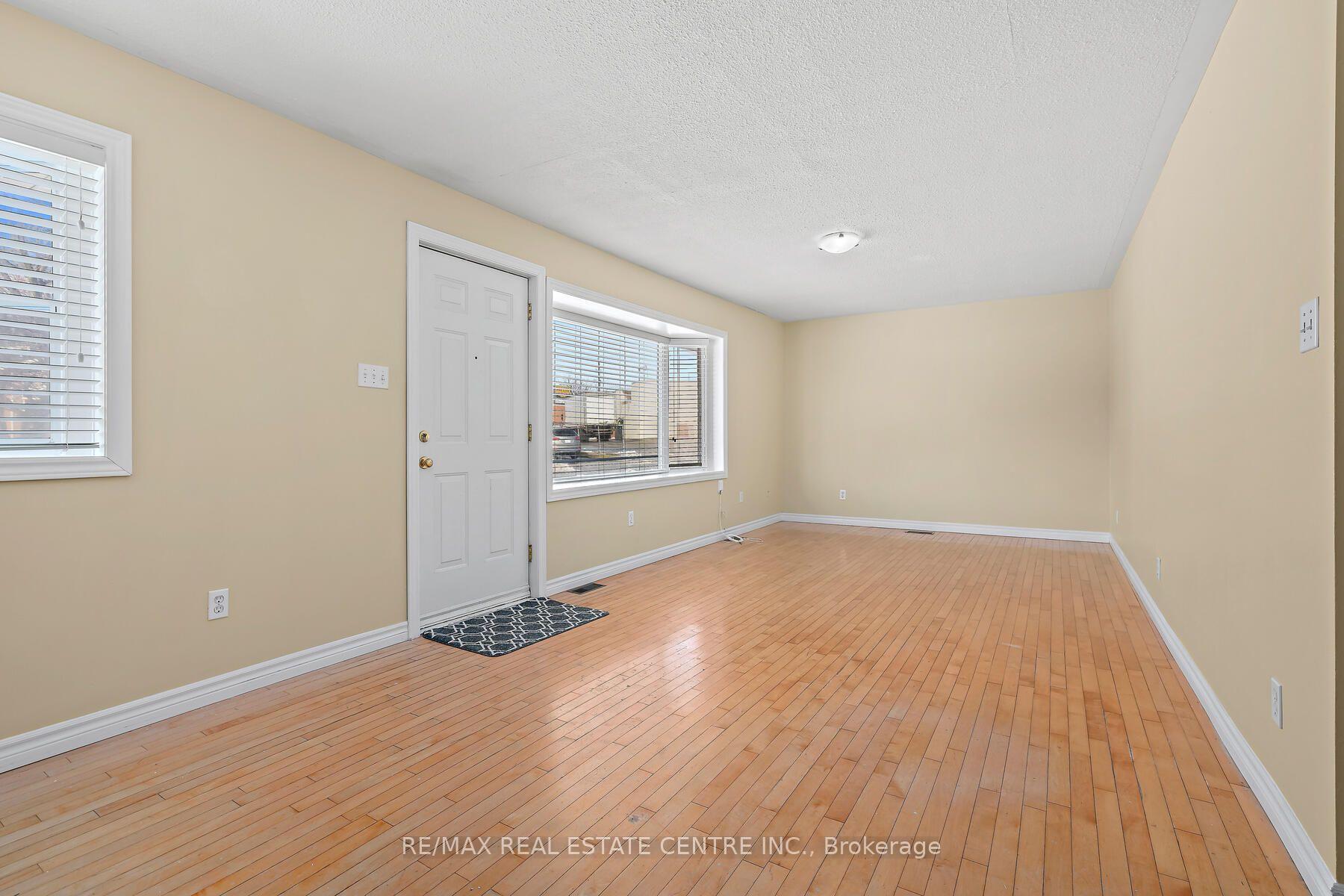 Photo 2 of 7 Rexway Drive, Halton Hills, Georgetown — HOMEH