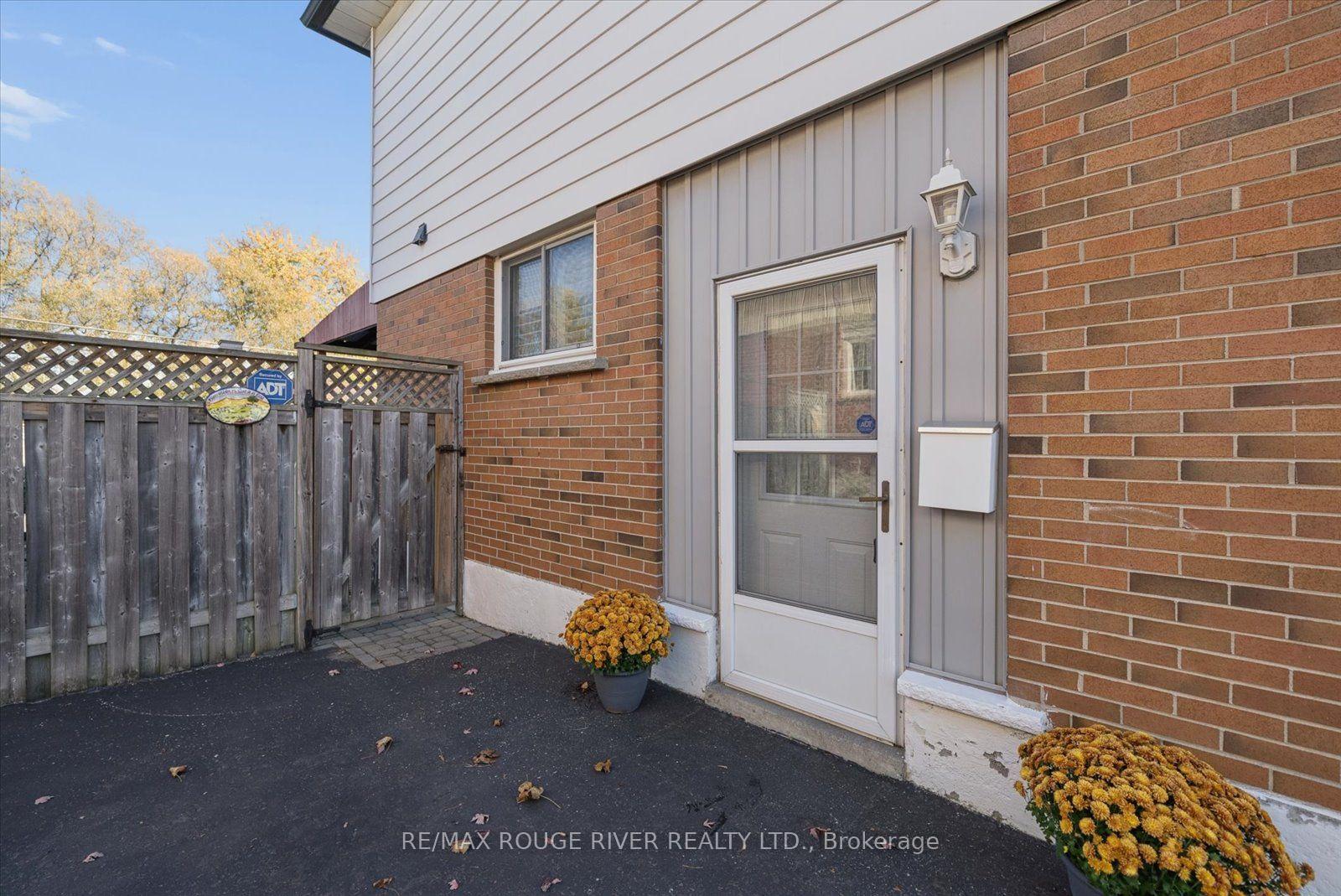 Photo 4 of 297 Durham Court, Oshawa, Vanier — HOMEH