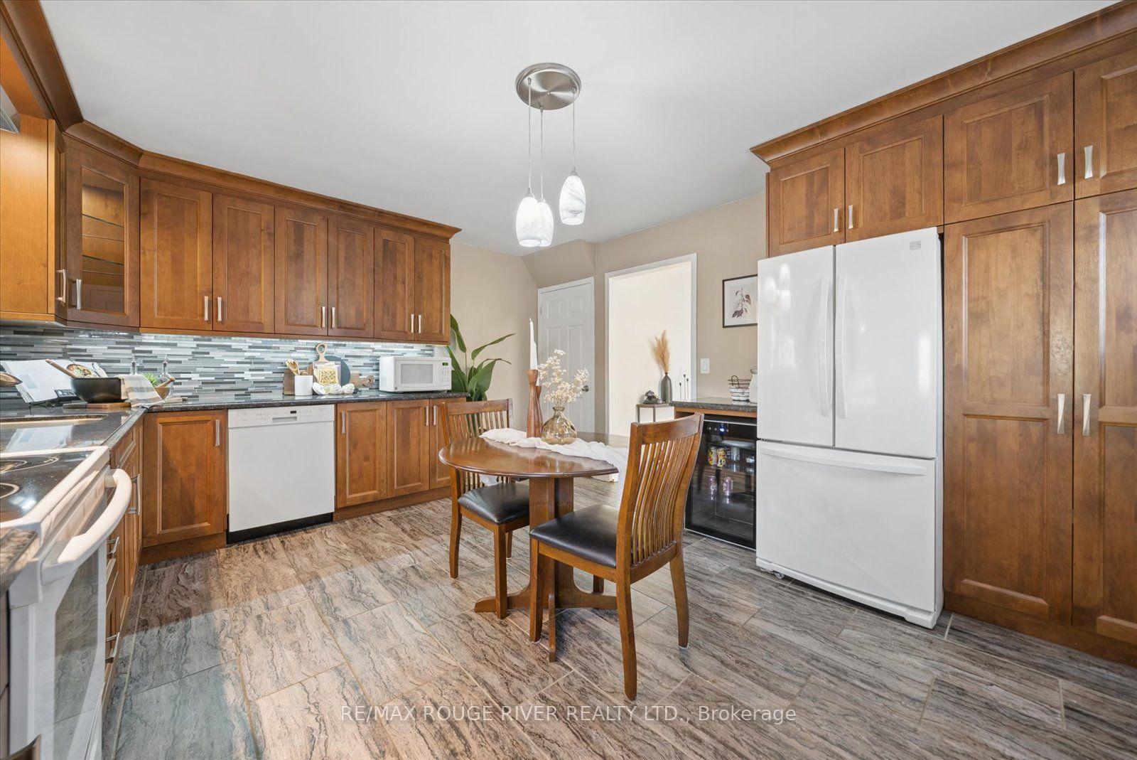 Photo 13 of 297 Durham Court, Oshawa, Vanier — HOMEH