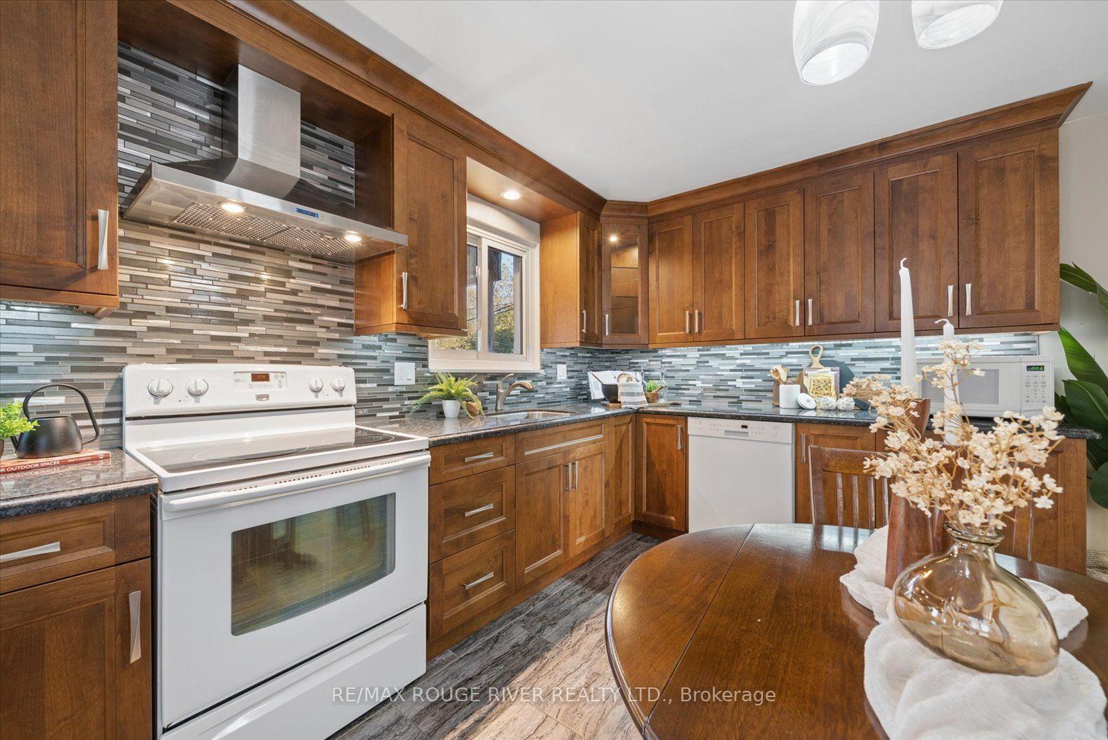 Photo 14 of 297 Durham Court, Oshawa, Vanier — HOMEH