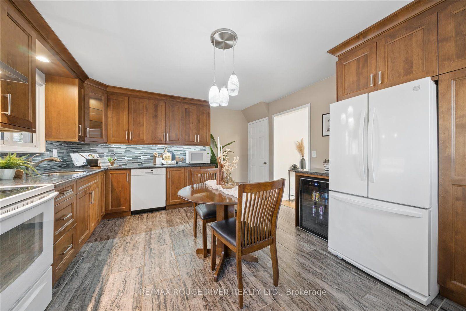 Photo 15 of 297 Durham Court, Oshawa, Vanier — HOMEH